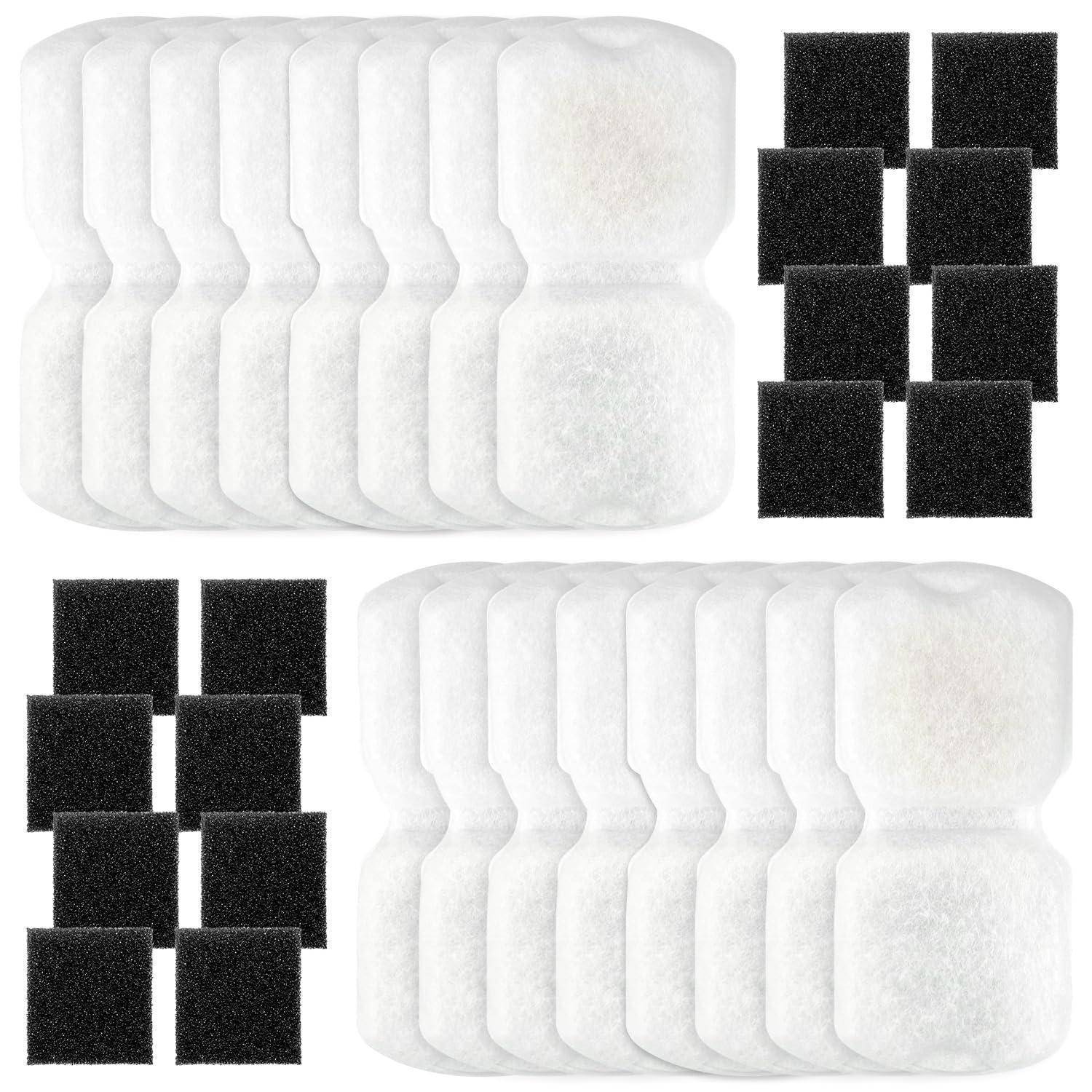 Sortierte weiße Klebeblöcke und schwarze Klett-Quadrate in zwei Sets angeordnet, wahrscheinlich zum Montieren oder Befestigen.