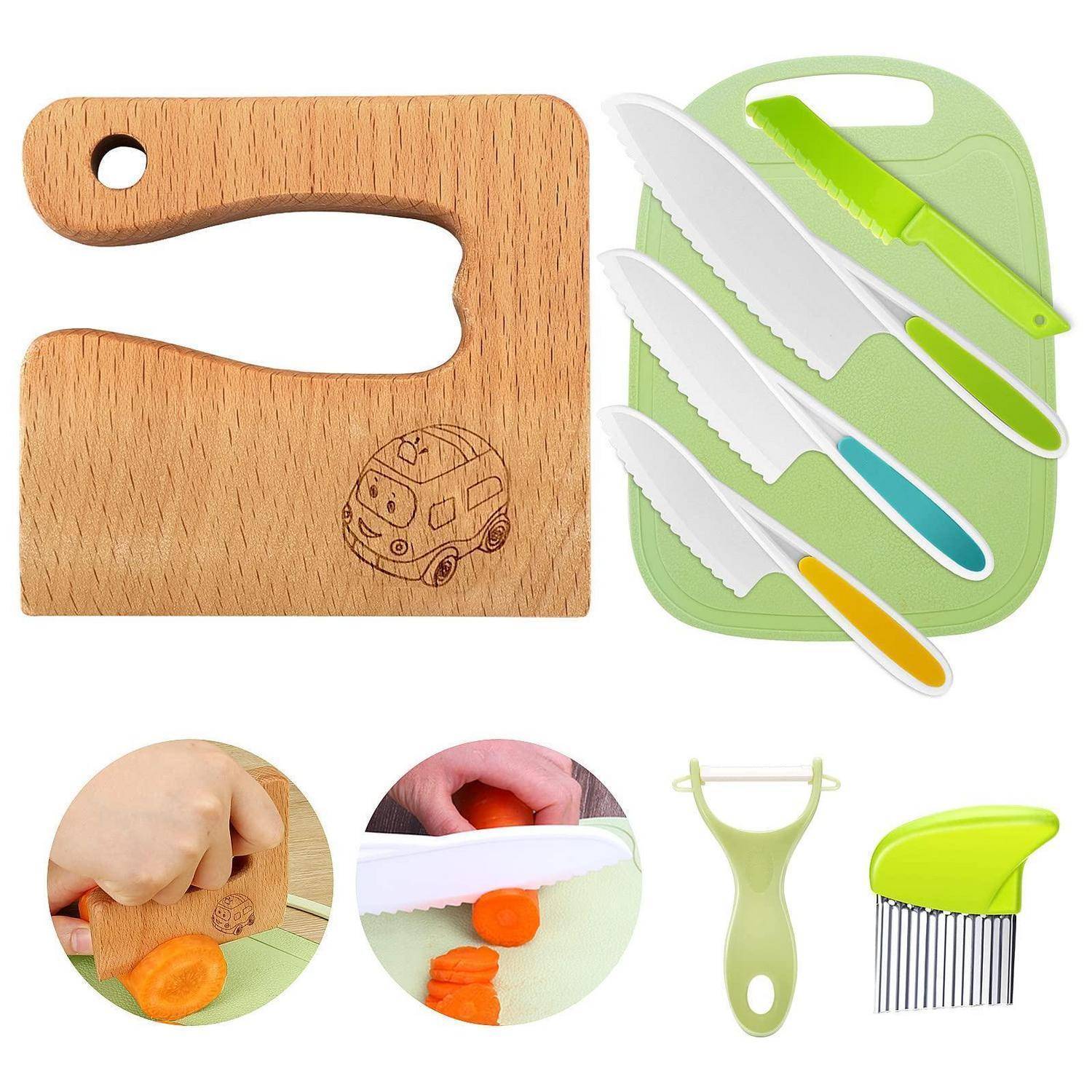 Gemüseschneidset mit einem Holz-Halterboard, drei gezahnte Kunststoffmesser, einem Sparschäler, einem Karottenhobel und Fotos, die das Schneiden von Karotten und Gemüse zeigen.