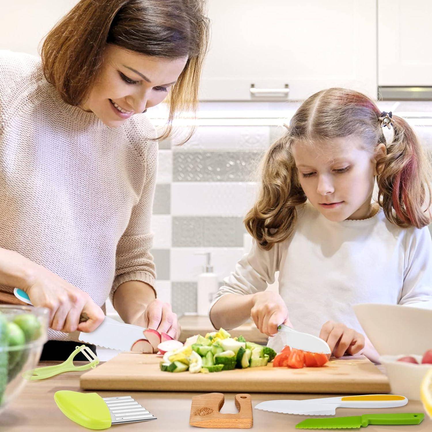 Mutter und Tochter bereiten gemeinsam Gemüse auf einem Schneidebrett in der Küche vor, beide benutzen Messer beim Kochen.