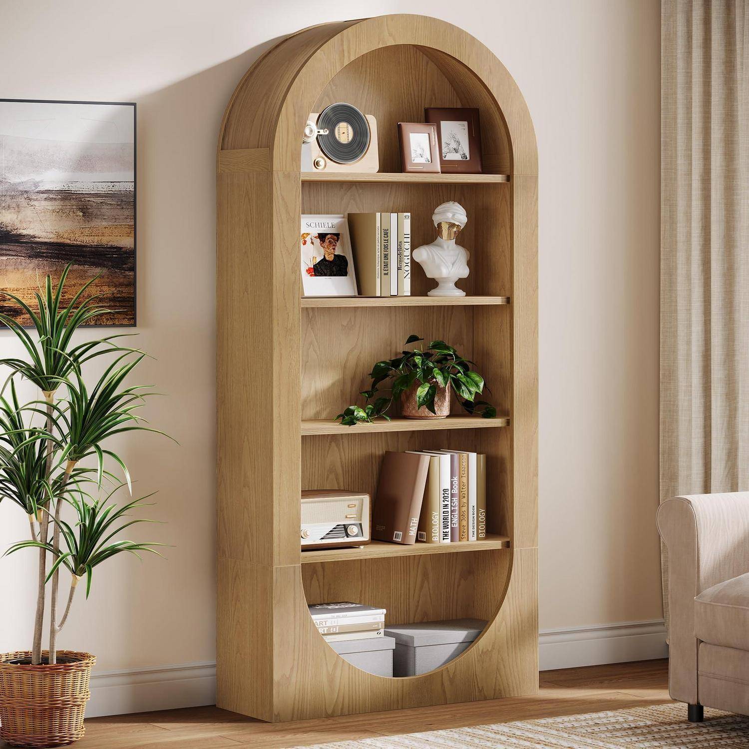 Hohes Holzregal mit Bogendach und dekorativen Büchern, Fotorahmen, einer Büste, einer Pflanze und Plattenspielerdeko in einem hellen Wohnzimmer.