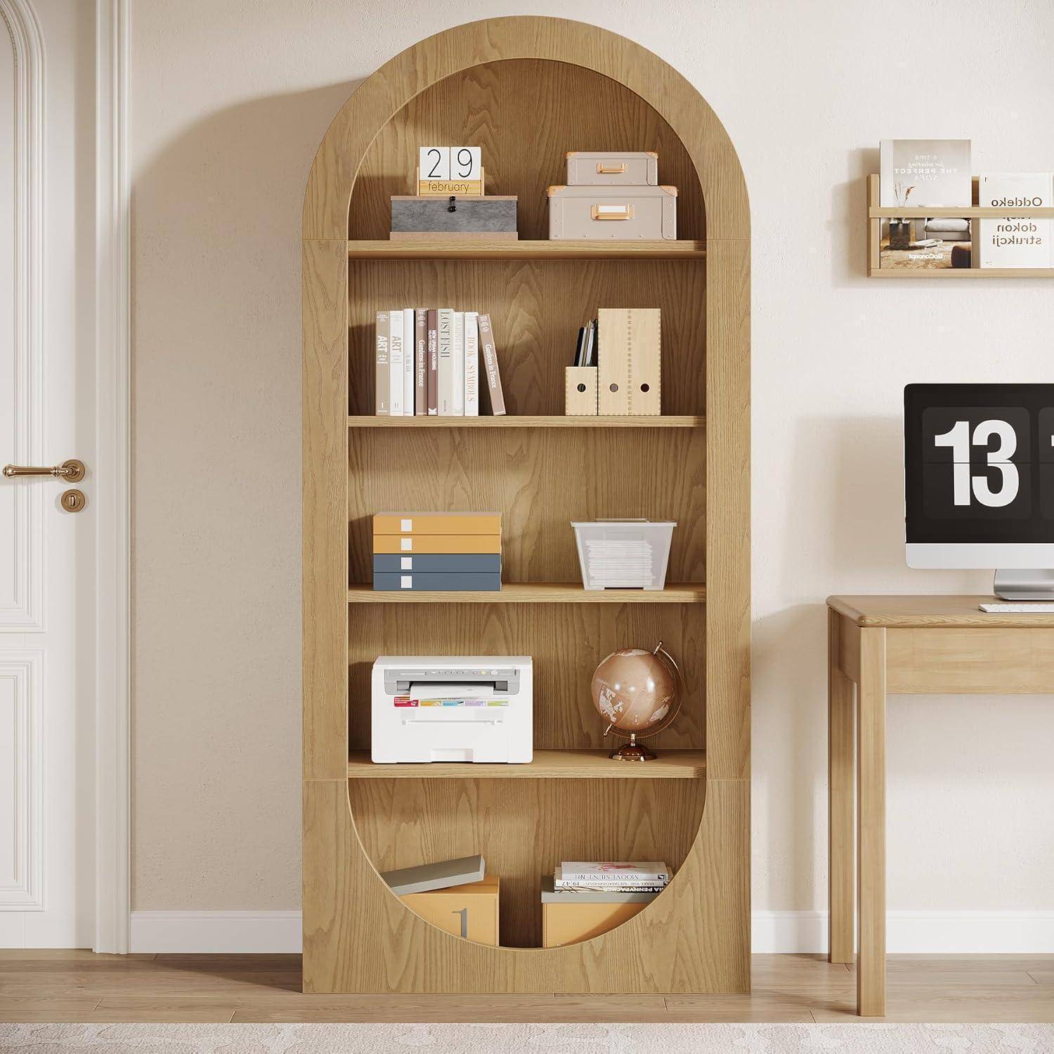 Holzregal mit Bogen und Büchern, Lagerkisten, einem Schreibtischglobus und einem kleinen Kalender in einem minimalistischen Raum neben einem Tisch und einem Monitor, auf dem "13"" angezeigt wird.