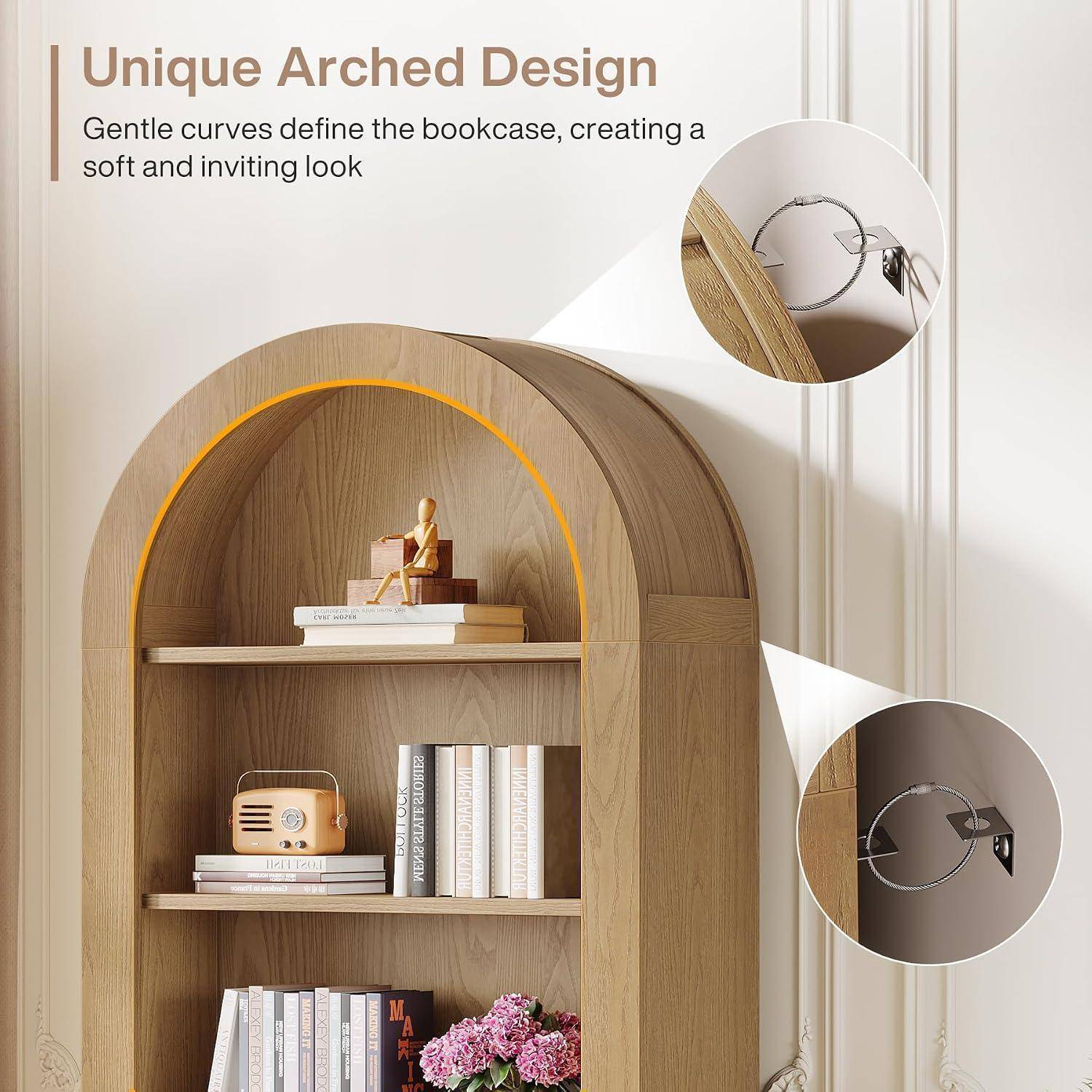 Holzregal mit Bogenbau und drei Regalbrettern, auf denen Bücher, ein Radio, eine Figur und Blumen ausgestellt sind, mit eingefügten Nahaufnahmen, die das geschwungene Design und die Beschläge hervorheben.
