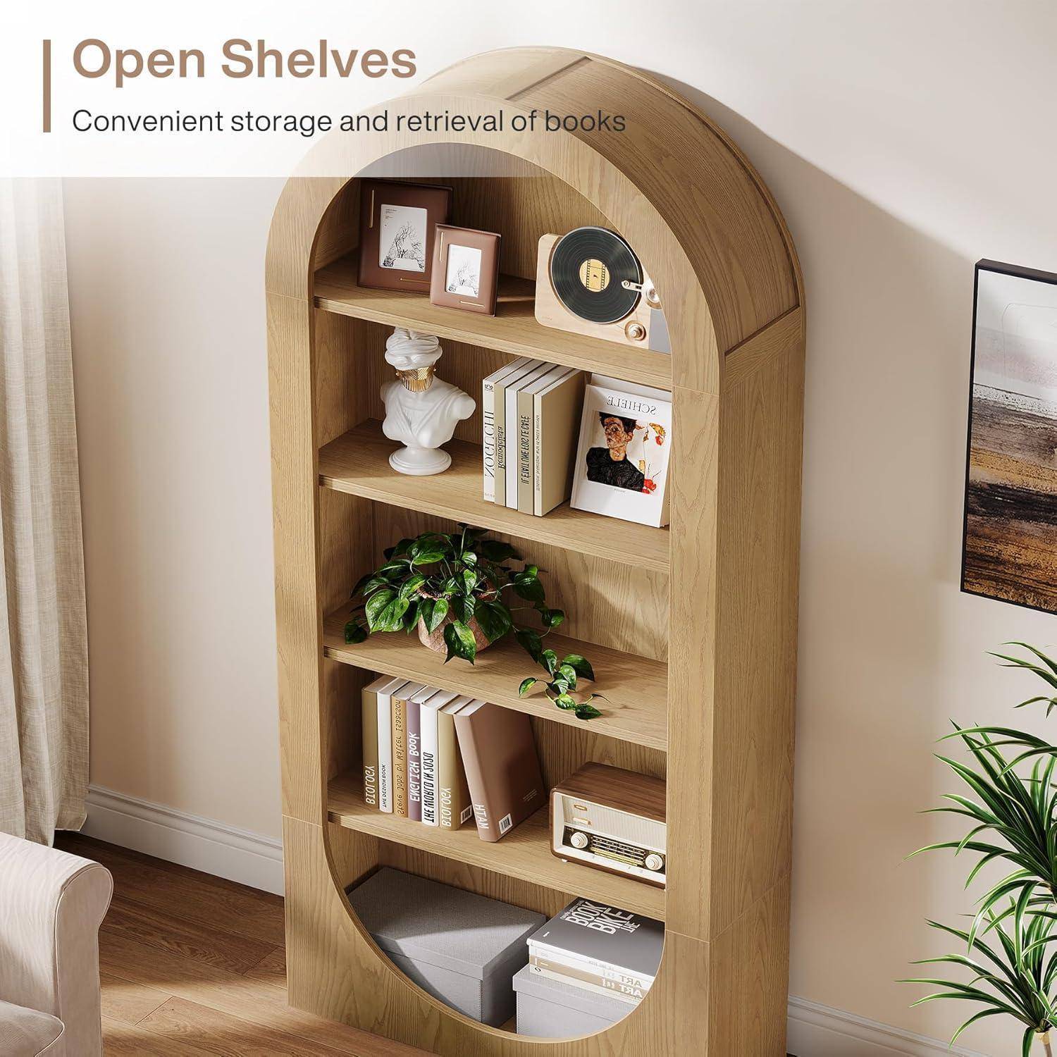 Offenes Bücherregal aus Holz mit Bogenform im Wohnzimmer, mit Regalen, die Bücher, gerahmte Fotos, eine Schallplatte, Deko und eine Pflanze halten; Text lautet „Offene Regale" und „Bequeme Lagerung und Abruf von Büchern"".