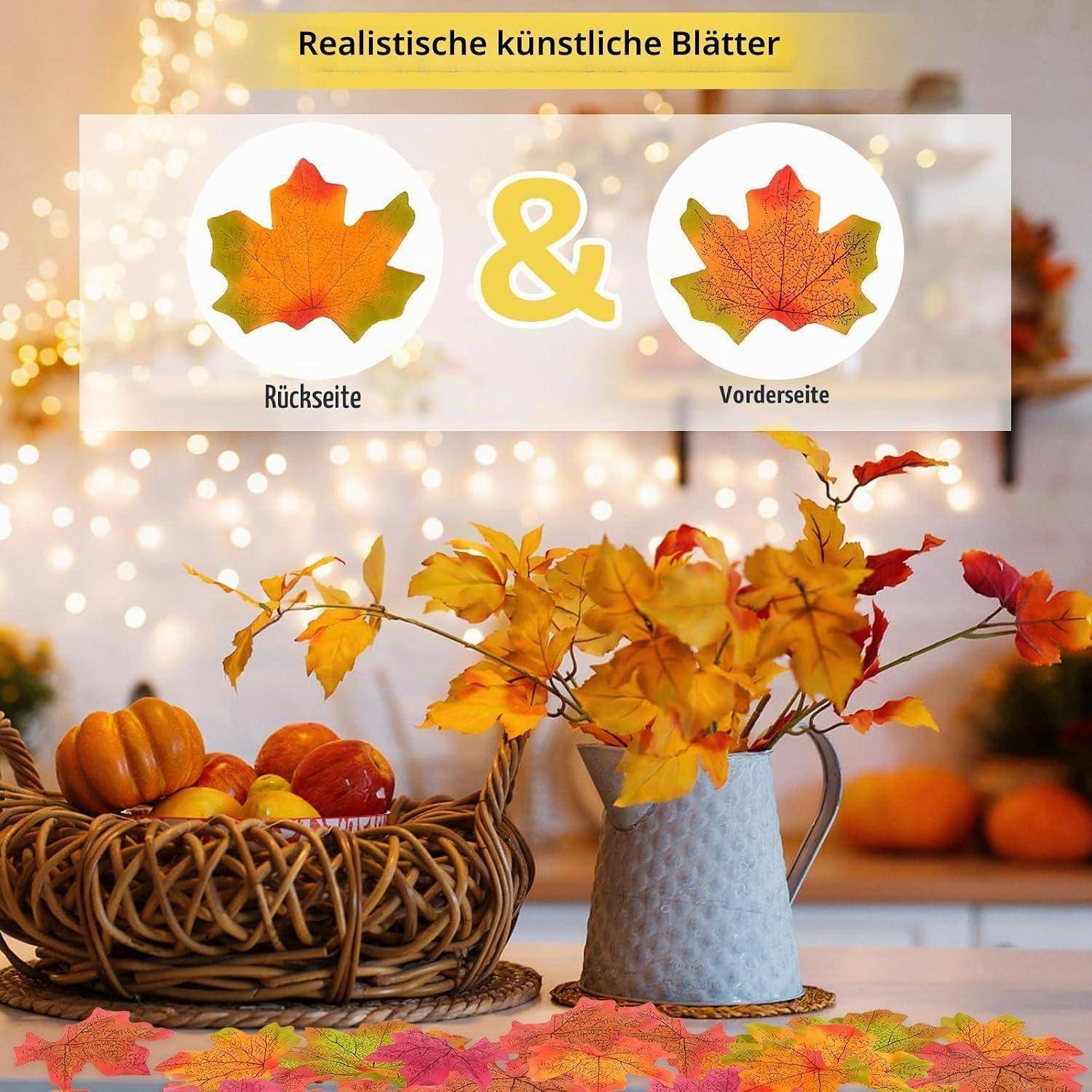 Herbstliche künstliche Blattdekoration mit Vorder- und Rückseite von realistischen Ahornblättern; verwendet in einer Herbsttischverzierung mit Korb, Kürbissen und Vase.