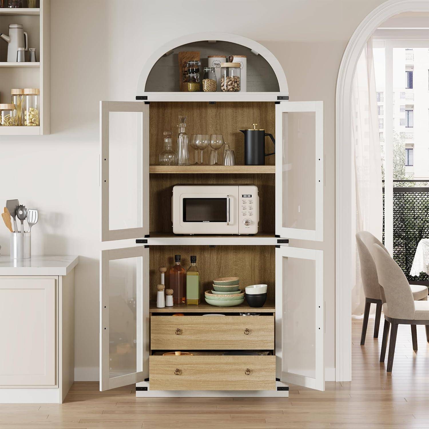 Offener Küchenpantry-Schrank mit Regalen, Mikrowelle, Glaswaren, Geschirr, Flaschen und zwei Schubladen in einem hellen Essbereich.