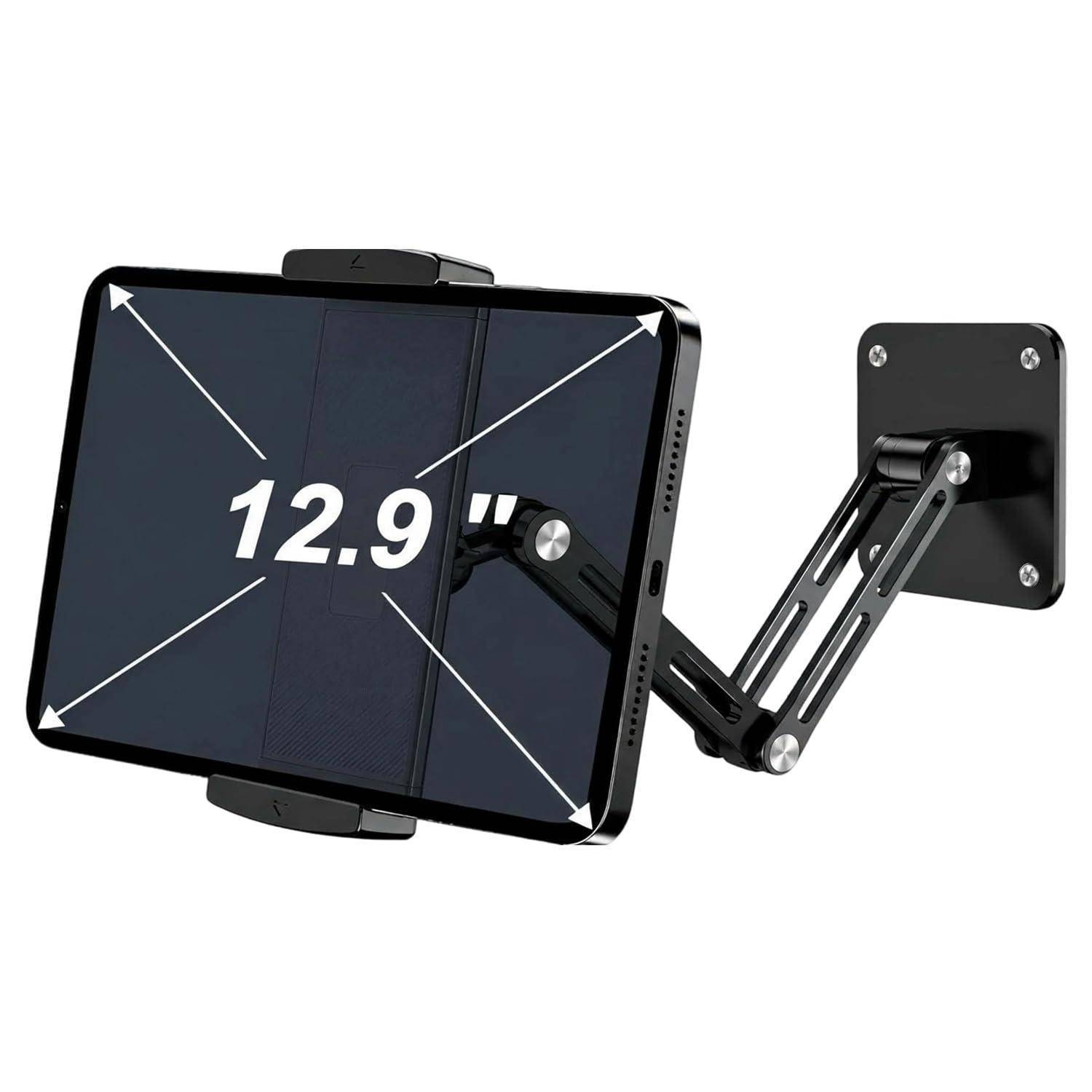 Verstellbarer wandmontierter Tablet-Arm hält ein 12,9-Zoll-Tablet, dargestellt in ausgefahrenem Zustand auf weißem Hintergrund.