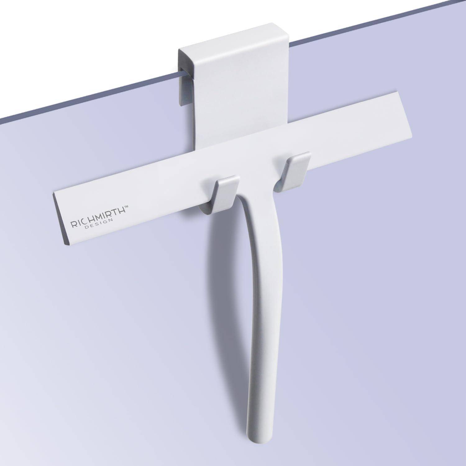 Weißer Dusch-Abzieher mit angebrachtem Aufhängehaken an einer Glasschiebetür der Dusche, dargestellt in einem minimalistischen Produktstil-Bild.