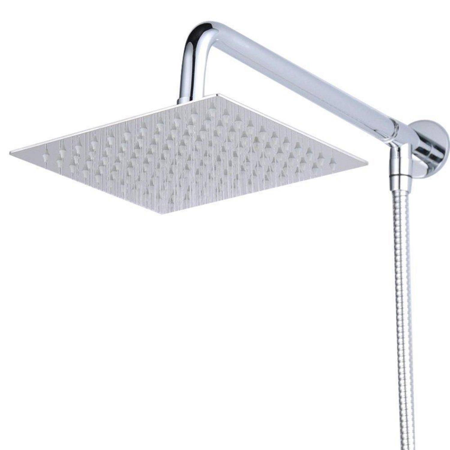 Chrome-Quadrat-Regenduschkopf mit wandmontiertem Arm und flexiblem Schlauch auf weißem Hintergrund