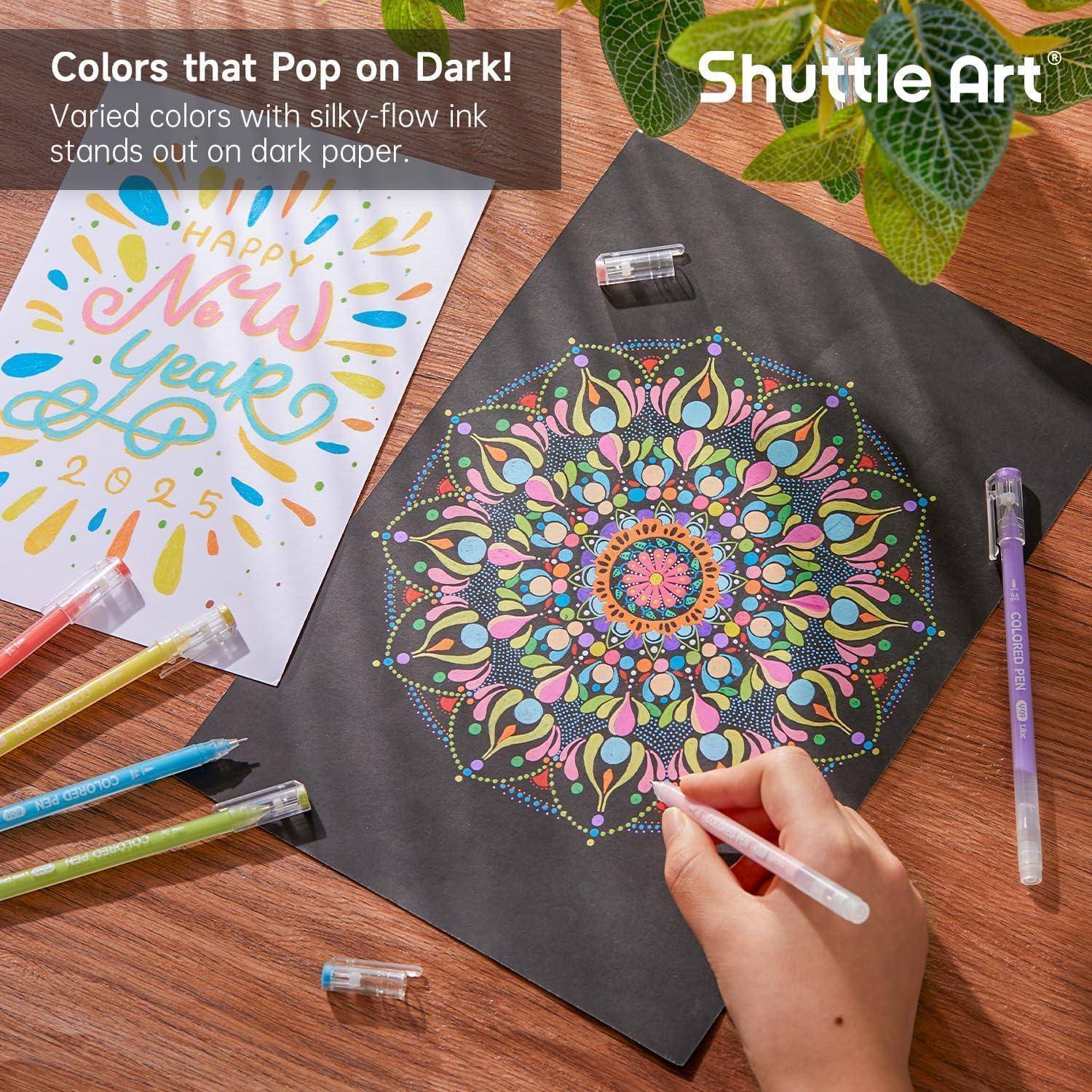 Werbebild zeigt Shuttle Art Gelschreiber, die farbenfrohe Zeichnungen auf schwarzem Papier erstellen, mit Text „Farben, die auf Dunkel leuchten! Verschiedene Farben mit geschmeidiger Tintenfließfähigkeit heben sich auf dunklem Papier hervor.