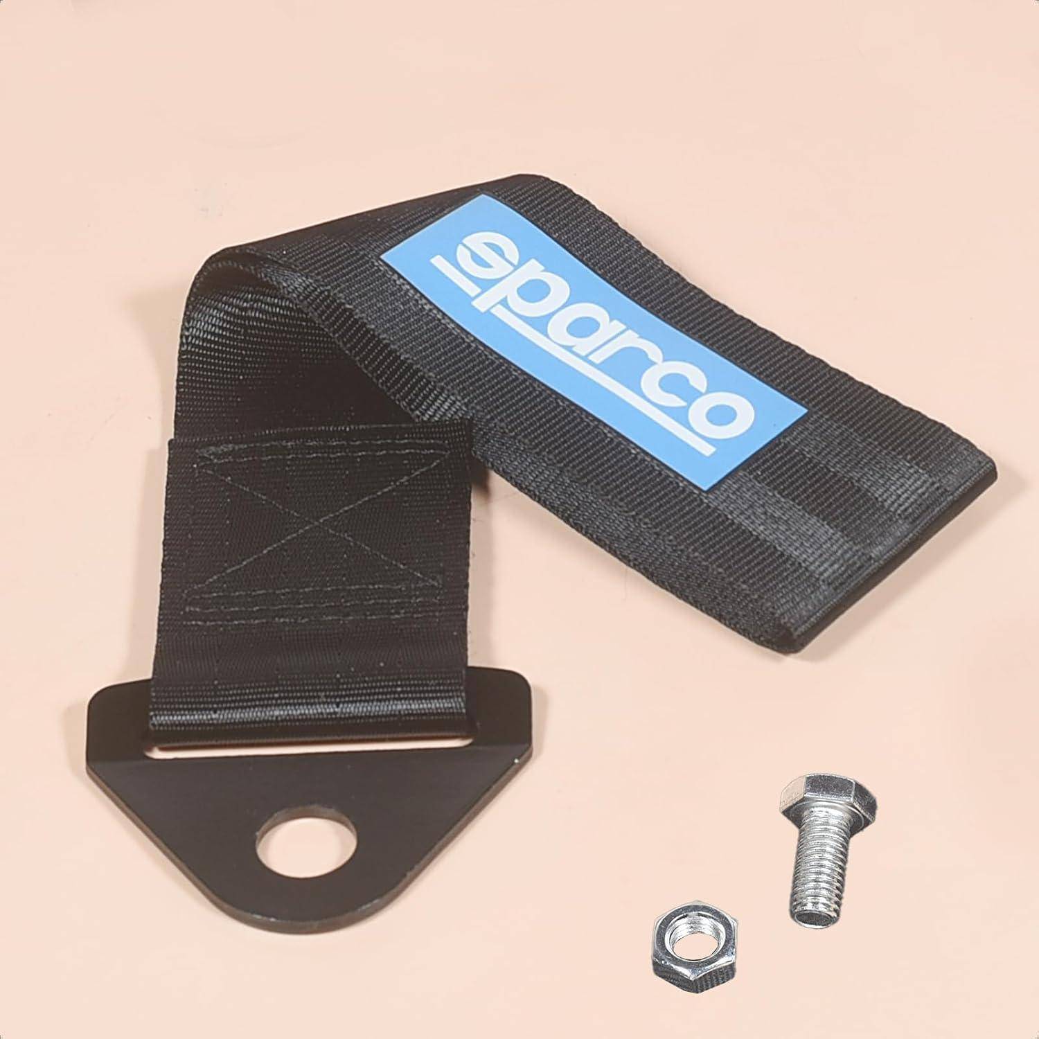 Schwarzes Sparco-Rennfahrer-Gurtsystem mit Metallmontageklammer, Bolzen und Mutter auf hellem Hintergrund dargestellt.