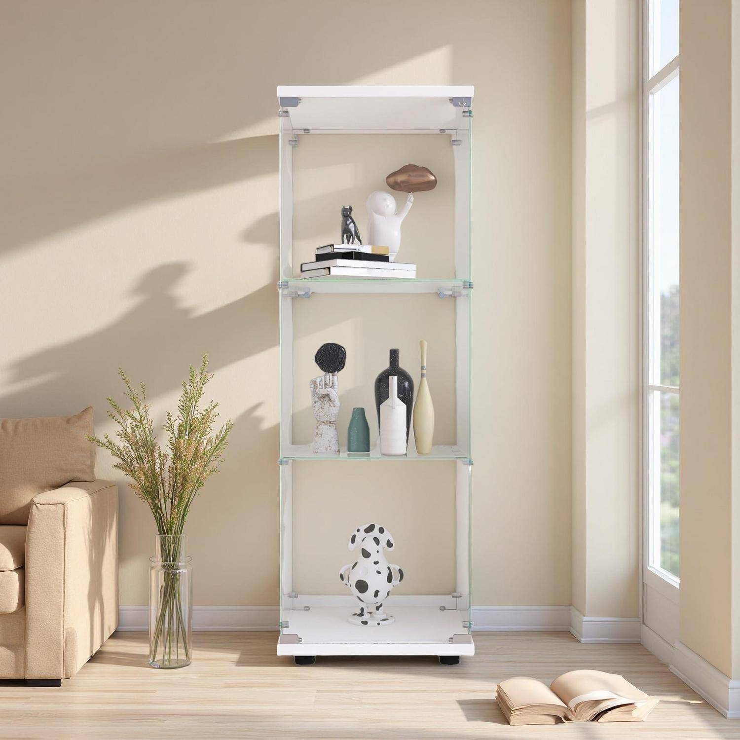Weiße Regalanlage mit dekorativen Vasen und Büchern in einem sonnenbestrahlten Wohnzimmer neben einem Sofa, Fenster und einer Vase mit Ästen.