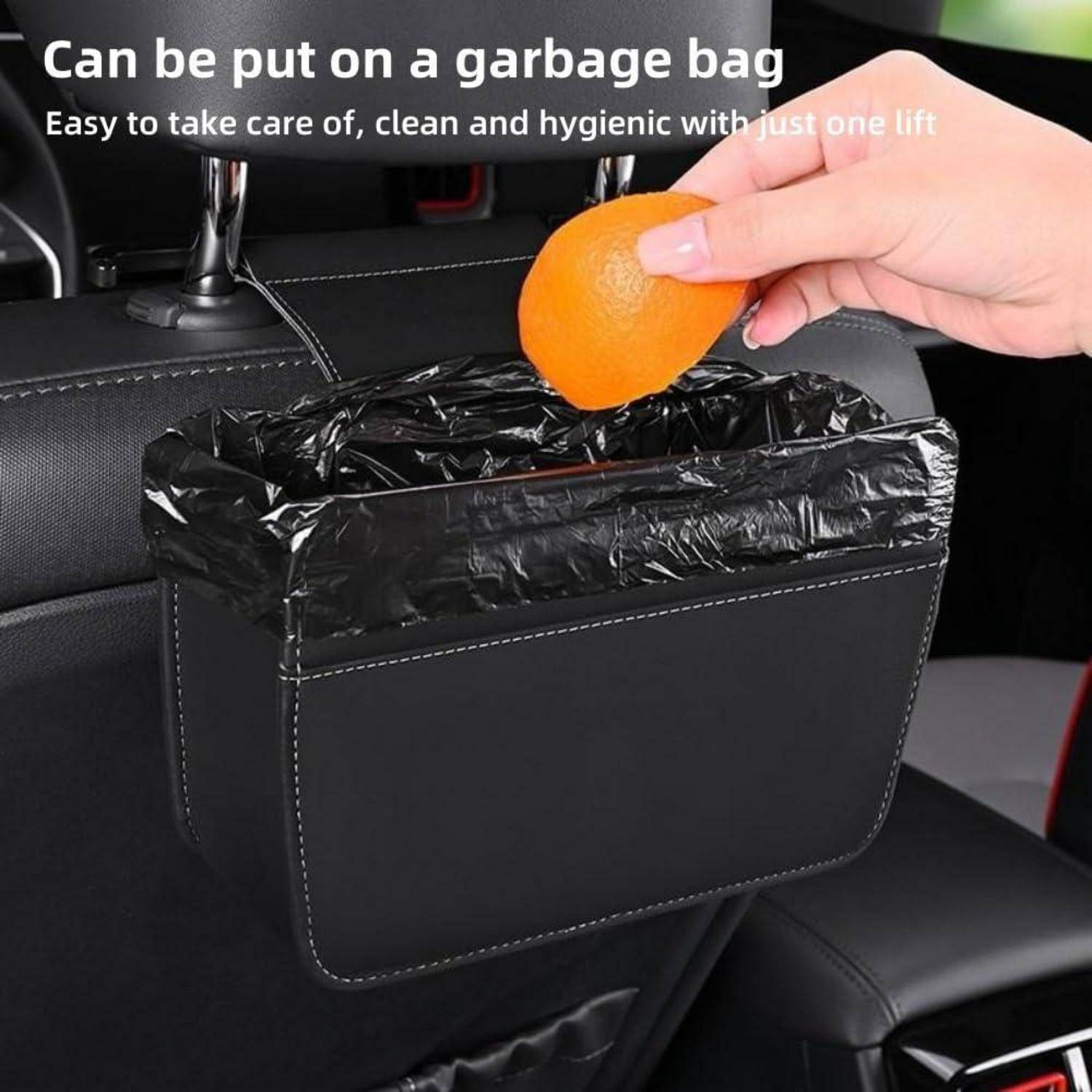 Mülltasche für das Auto, die auf der Rückenlehne eines Sitzes montiert ist, mit einer Hand, die eine Orange in den offenen Behälter wirft; der Text besagt, dass sie einfach zu verwenden und hygienisch ist.