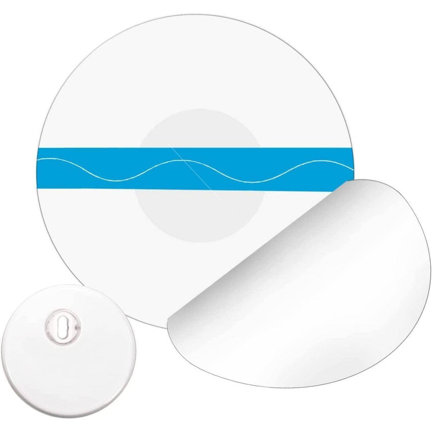 Drei blanke weiße scheibenförmige Produktetiketten, eines teilweise abgelöst dargestellt, mit einem blauen Band über der Mitte der größten Scheibe.