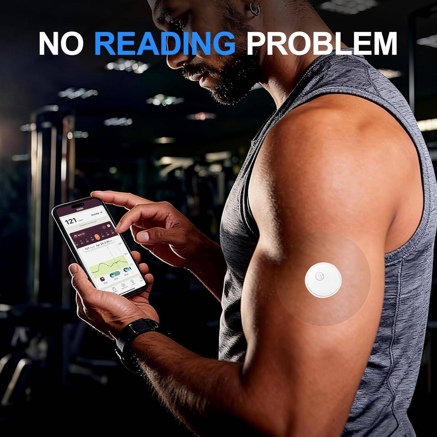 Mann im Fitnessstudio nutzt ein Smartphone, um Gesundheitsdaten von einem Sensor-Pflaster auf seinem Oberarm zu lesen, mit dem Text "KEIN LESEPROBLEM"" darüber.