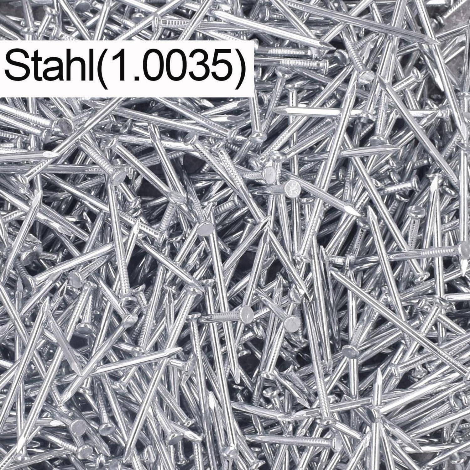 Haufen von glänzenden Stahlnägeln mit der Aufschrift „Stahl(1.0035)