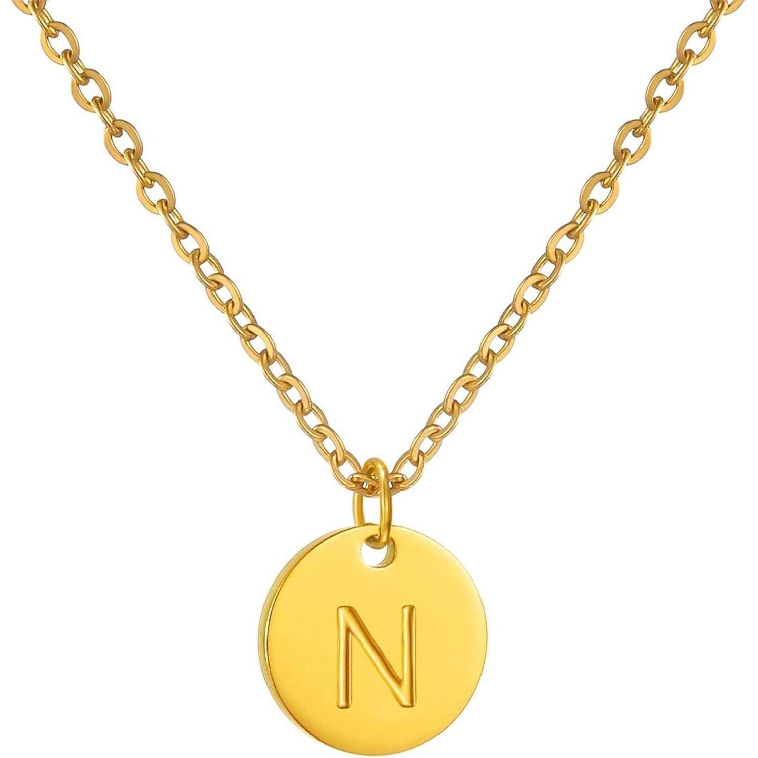 Goldkette mit rundem Goldanhänger, auf dem der Buchstabe „N