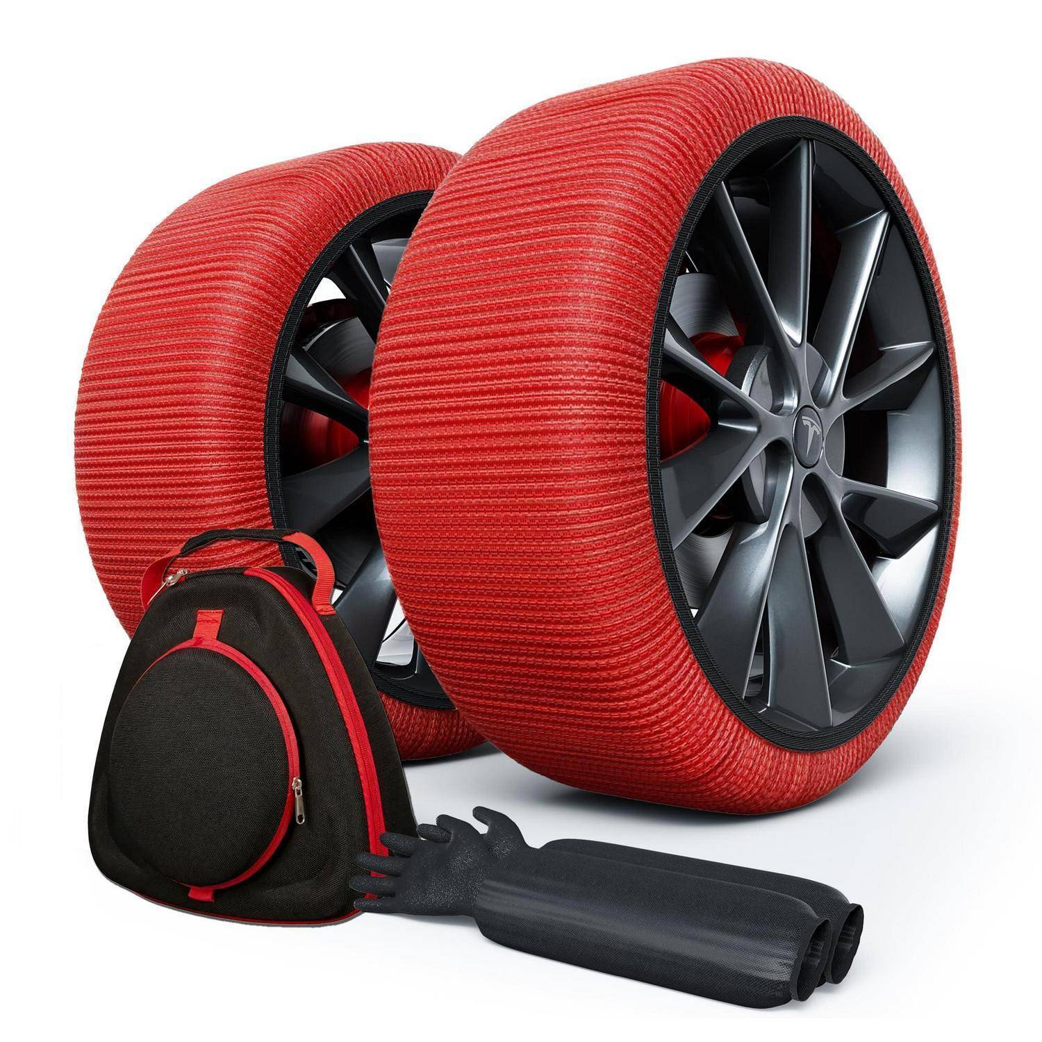 Zwei Autozubehör mit roten Bezügen umwickelt, eine schwarze Tasche und eine Standluftpumpe davor, auf weißem Hintergrund.