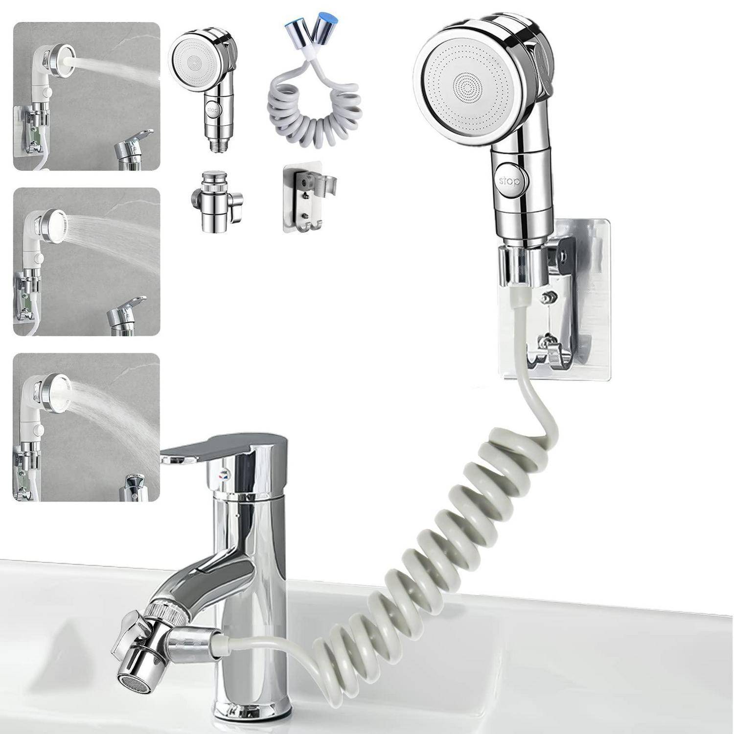 Chromglänzender tragbarer Bidet-Sprüher an einer Wand neben einem Waschbecken montiert, mit aufgewickeltem Schlauch, der an den Wasserhahn angeschlossen ist, und kleine eingefügte Ansichten, die die Verwendung des Sprühstrahls zeigen.