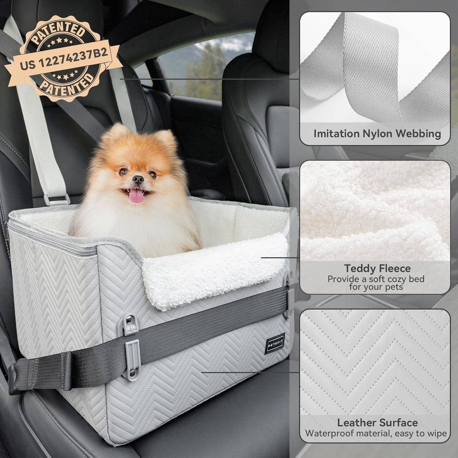 Pomeranian in einem grauen gesteppten Autositz-Booster für Haustiere, mit einem Riemen gesichert; Seitenpaneele kennzeichnen Materialien: Imitationskunstseide-Webbing, Teddyfleece und wasserdichte Lederfläche.