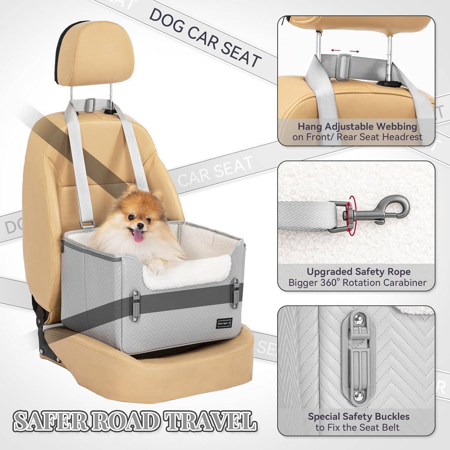 Illustration eines Hundeautositzes mit einem kleinen Hund, der in einem Booster-Sitz gesichert ist, mit verstellbaren Kopfstützengurten, Sicherheitsseil-Karabiner und Sicherheitsgurtschnallen.