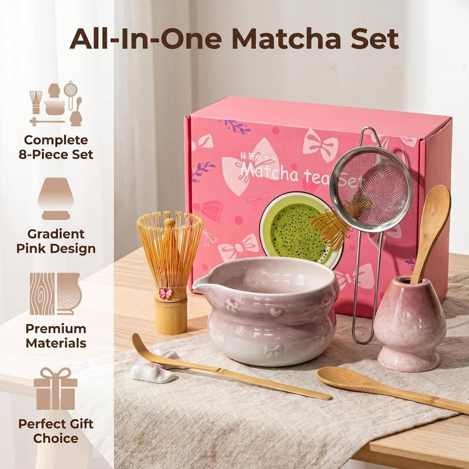 Produktfoto eines All-in-One-Matcha-Tee-Sets in einer rosa Geschenkbox, das Schüssel, Besen, Sieb, Löffel und Chasen-Halter zeigt; als 8-teiliges Set gekennzeichnet.