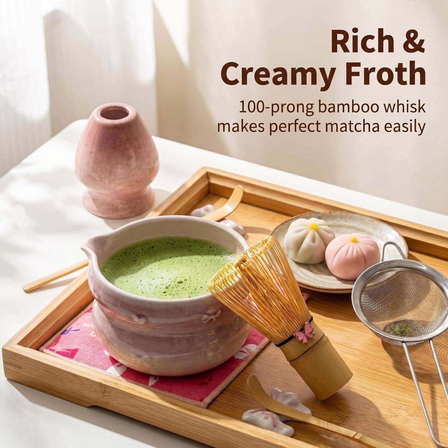 Matcha-Tee-Set auf einem Holztablett mit einer Schüssel cremig-grünem Matcha-Schaum, Bambusbesen, Sieb, Tasse und Wagashi; der Text lautet „Rich & Creamy Froth