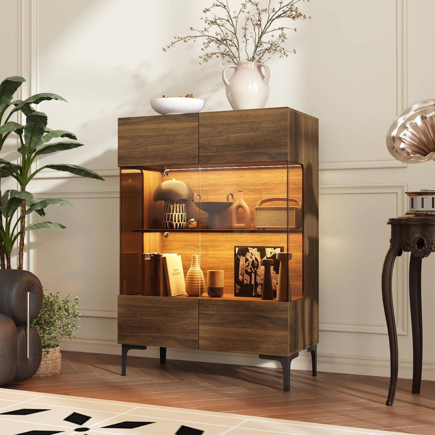 Holzvitrienenschrank mit Glaszentrum, beleuchtete Regale mit Deko und Büchern, gekrönt mit einer Vase mit Ästen in einem stilvollen Wohnzimmer.