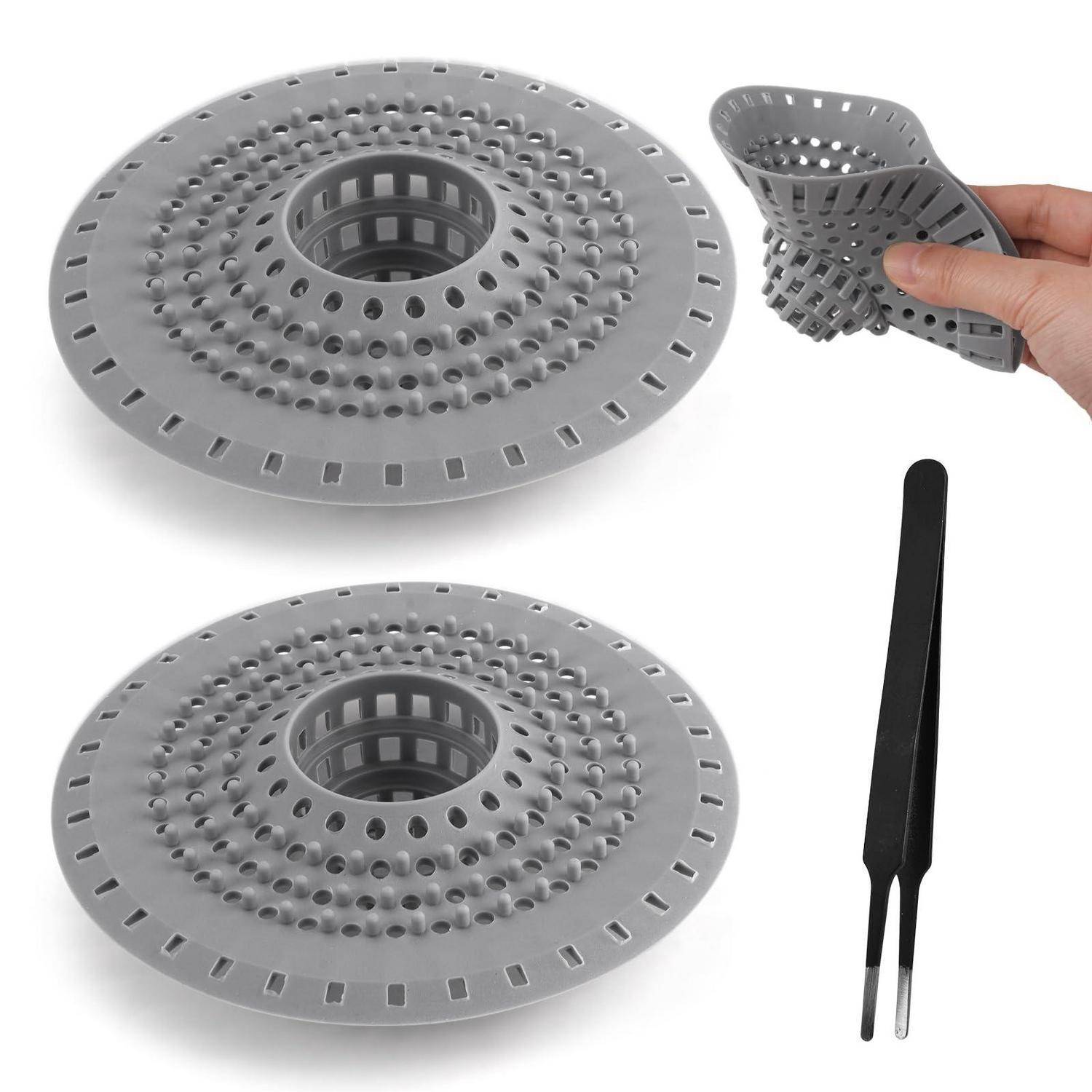 Zwei graue kreisförmige Backofen-Heißluftfritteusen-Zubehörtabletts mit Perforationen und ein schwarzes Handgriff-Utensil auf weißem Hintergrund angezeigt, wobei ein Tablett gebogen gezeigt wird, um die Flexibilität zu demonstrieren.