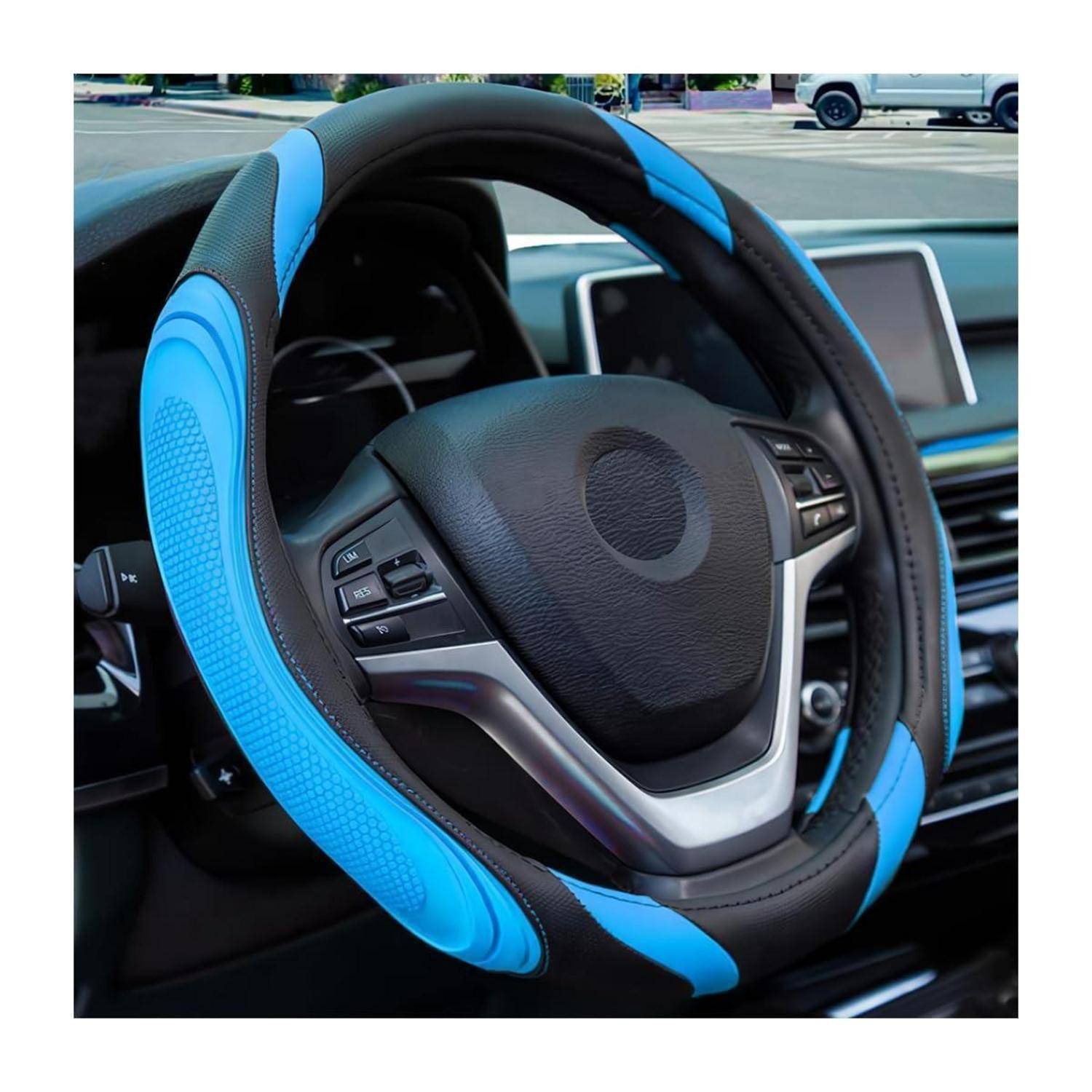Nahaufnahme eines Autolenkrads mit einer blau-schwarzen Schutzabdeckung, die im Fahrzeuginneren installiert ist.