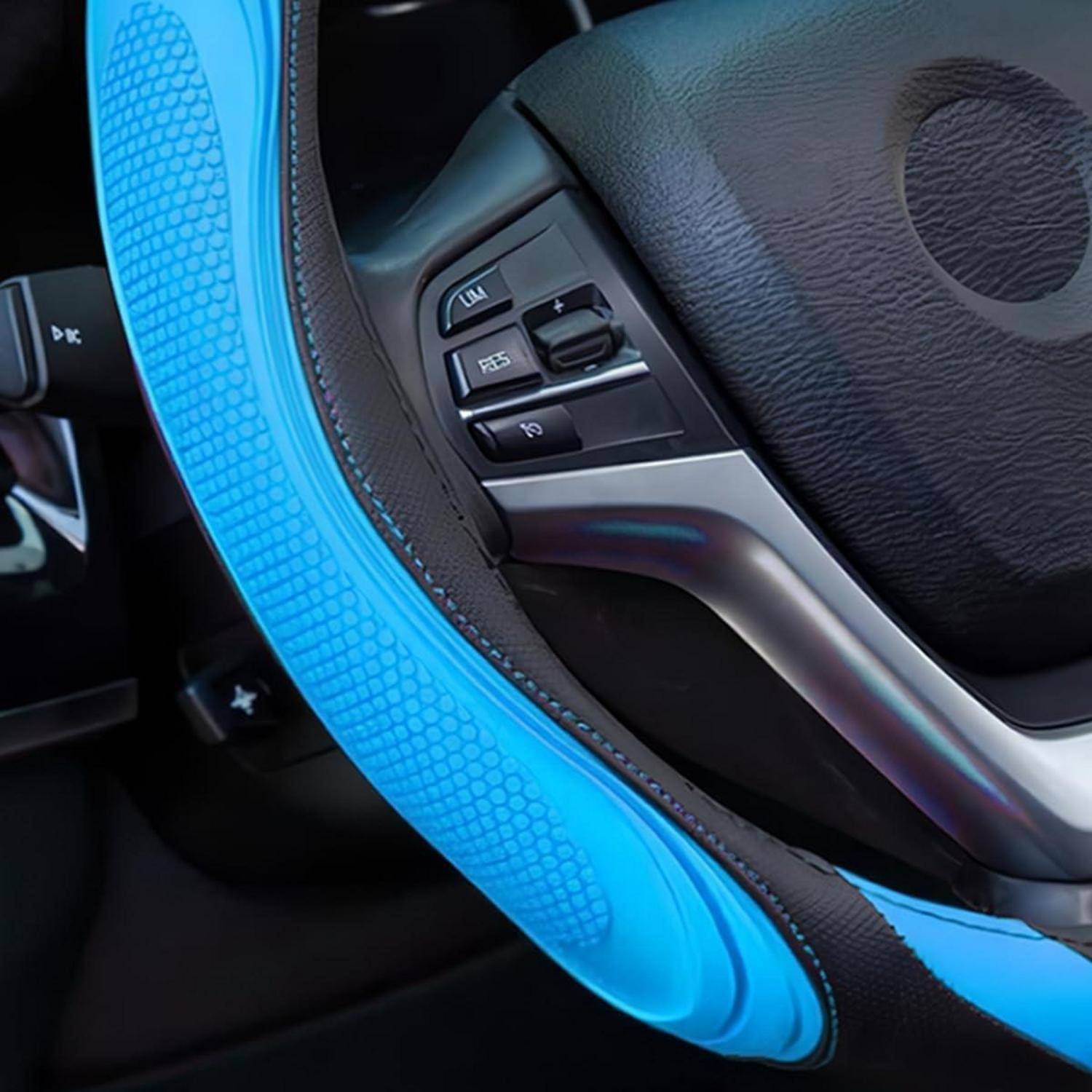 Nahaufnahme eines Autolenkrads mit einer leuchtend blauen strukturierten Abdeckung und integrierten Steuertasten.