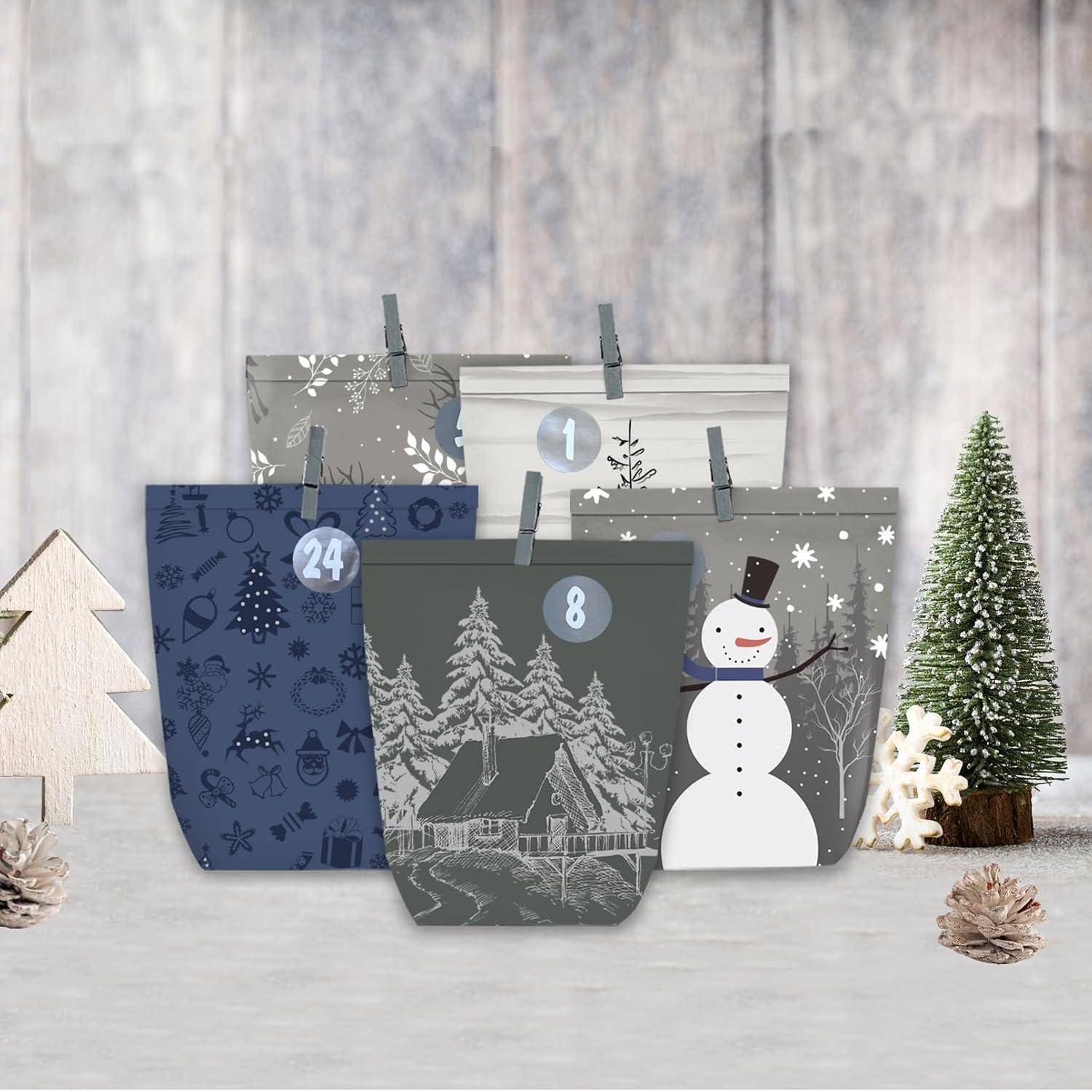 Weihnachts-Countdown-Adventskalender mit nummerierten Geschenktüten, Winterszenen und einem Schneemann neben kleinen dekorativen Bäumen und einem Holzhaus.