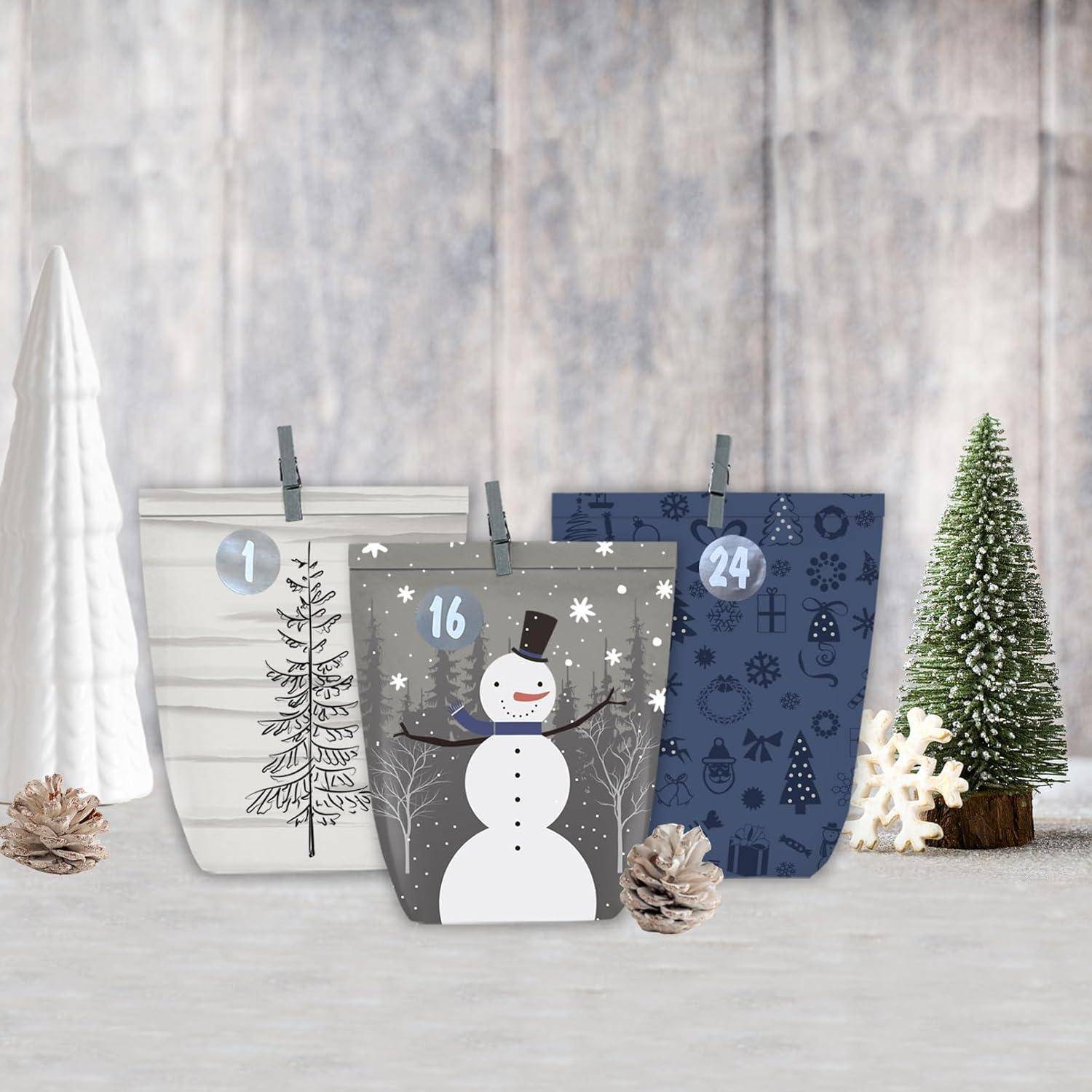 Weihnachts-Countdown-Display mit drei nummerierten Papiertüten („1