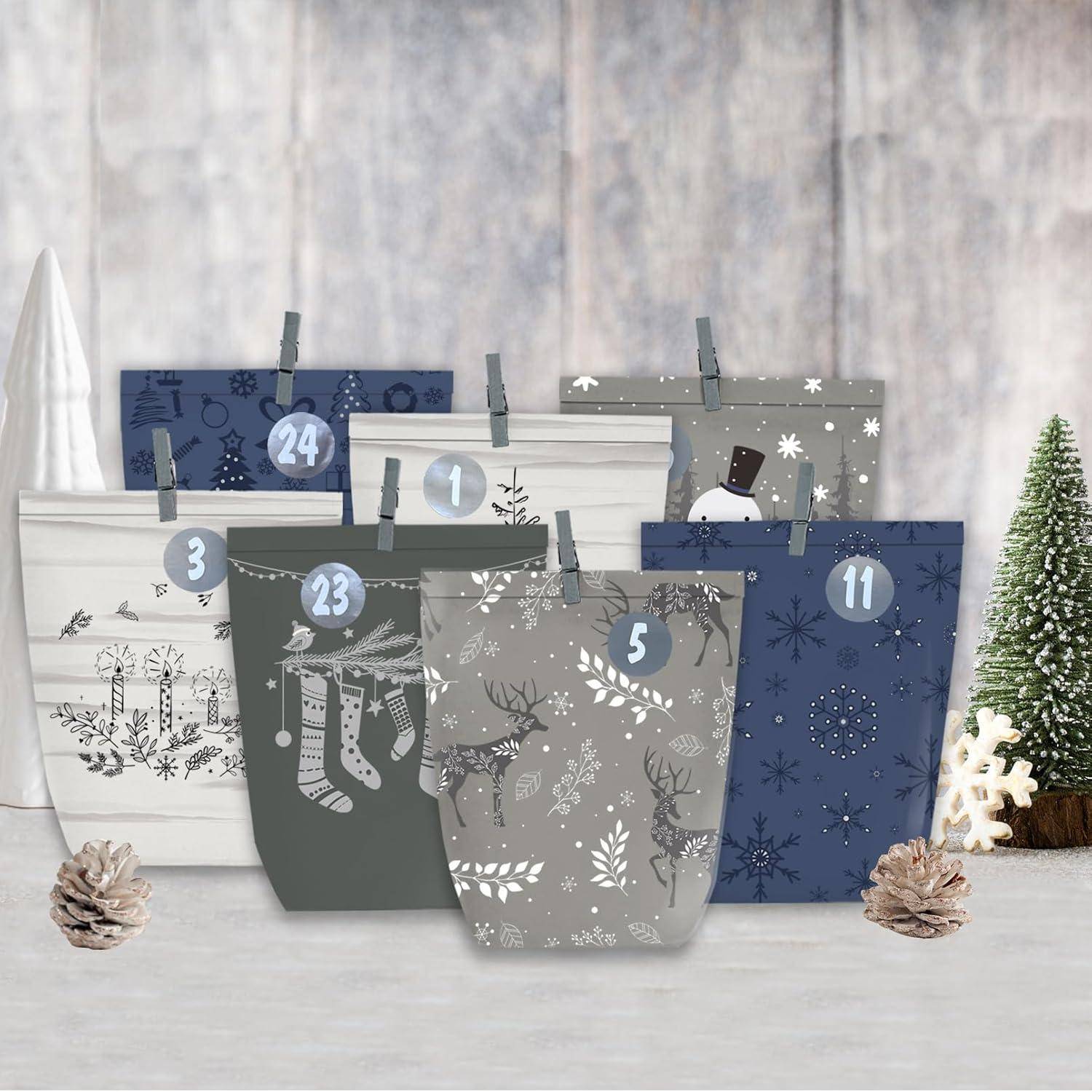 Sortierte weihnachtlich gestaltete Papiergeschenktüten oder Adventskalender-Beutel mit den Nummern 1, 3, 5, 11, 23 und 24, arrangiert in einer festlichen Anzeige mit Wintermustern.