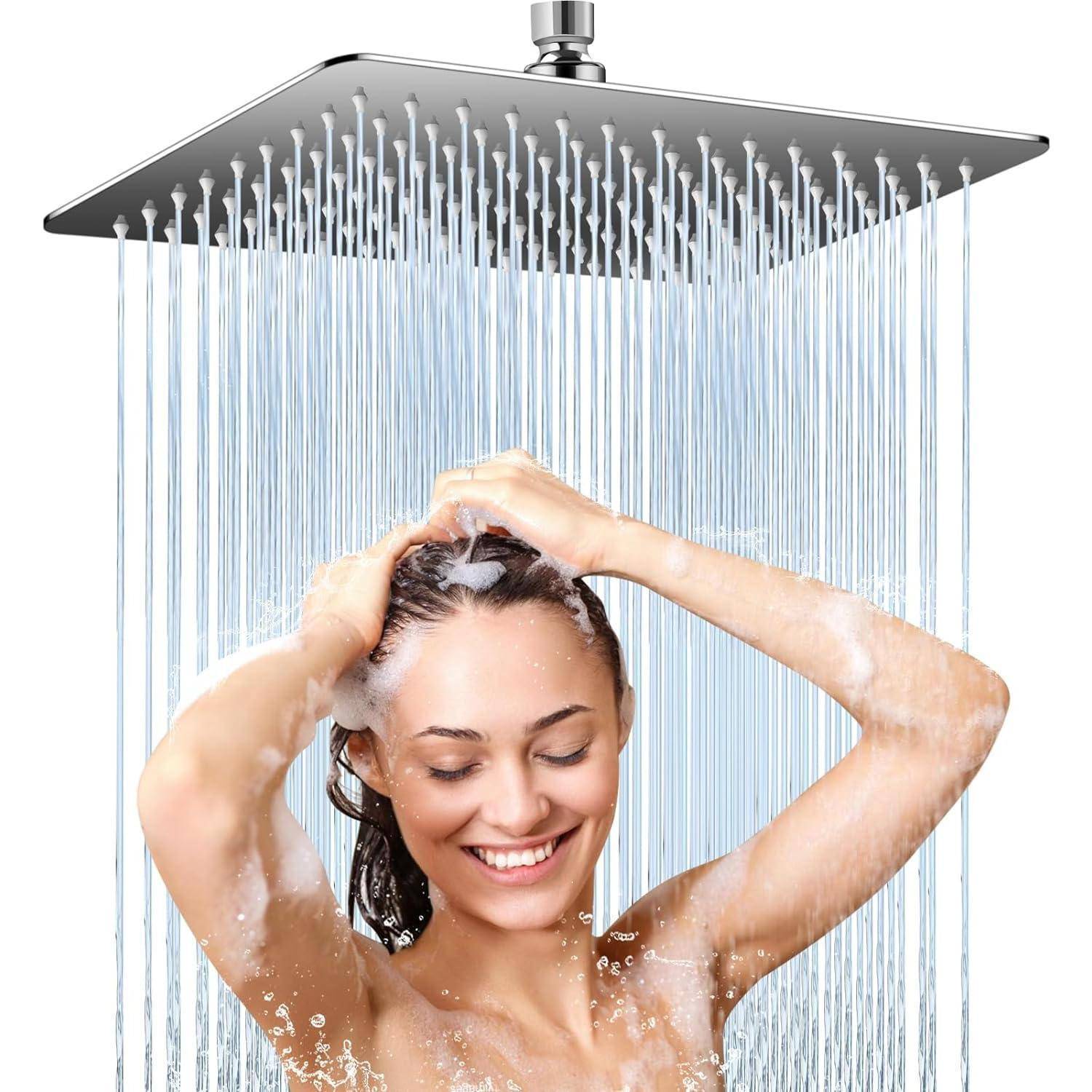 Lächelnde Frau, die ihr Haar unter einer großen Regendusche wäscht, während Wasser herabströmt.