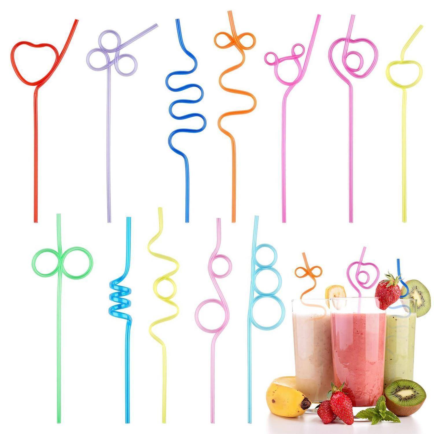 Bunte spiralförmige Trinkhalme in verschiedenen Formen, über einer Reihe von Frucht-Smoothies mit Erdbeeren und Kiwi angeordnet, die wiederverwendbare dekorative Halme für Getränke zeigen.