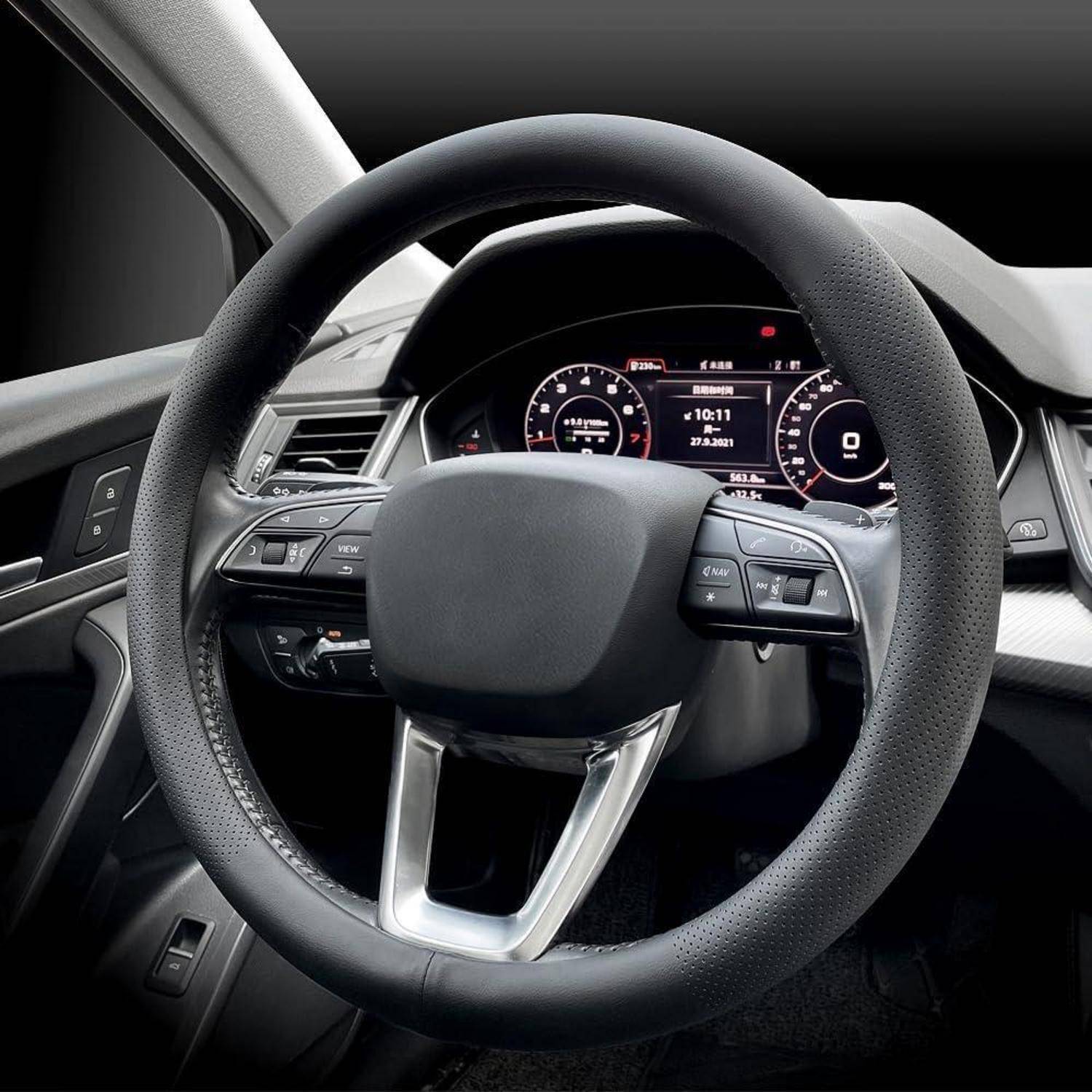 Nahaufnahme eines Autolenkrads und eines digitalen Armaturenbretts mit 10:11 und einer Geschwindigkeitsanzeige von 0 km/h in der Fahrerkabine.