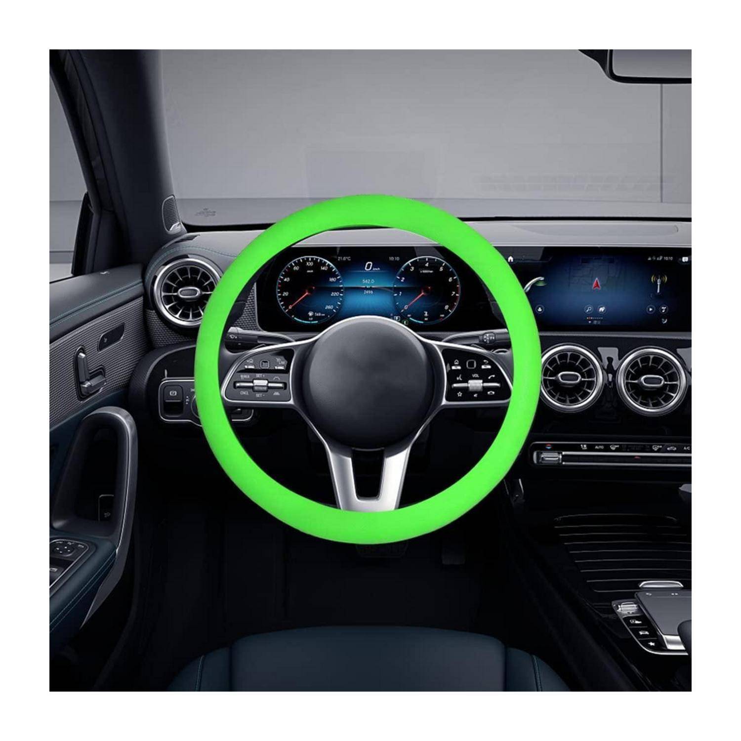 Autoinnenraum-Armaturenbrett und Lenkrad, wobei das Lenkrad durch einen leuchtend grünen Kreis hervorgehoben wird.