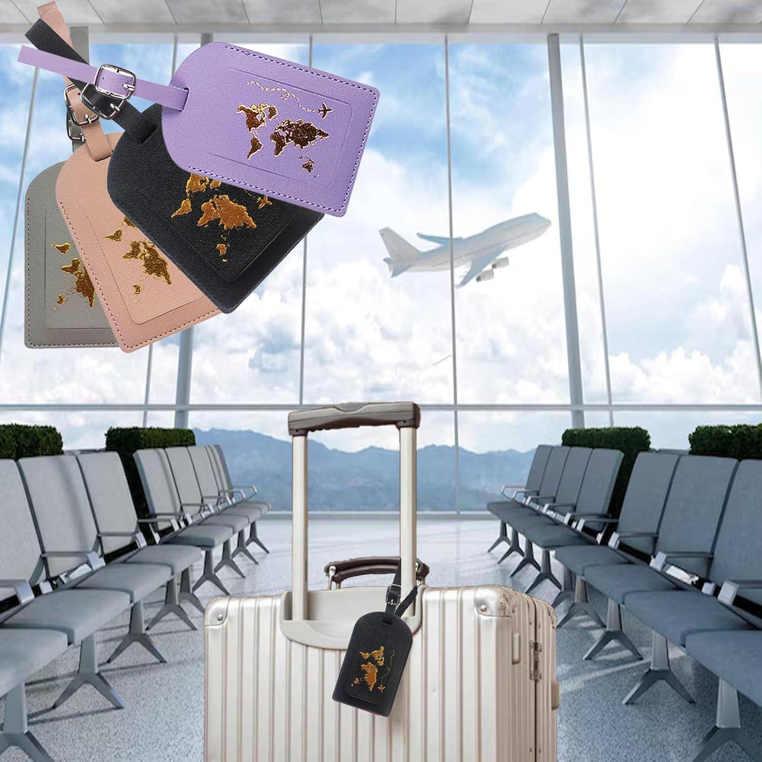 Fluglinien-Kofferanhänger mit Weltkarten-Designs hängen über einem silbernen Koffer in einem Wartebereich eines Flughafens, wobei ein Flugzeug draußen startet.