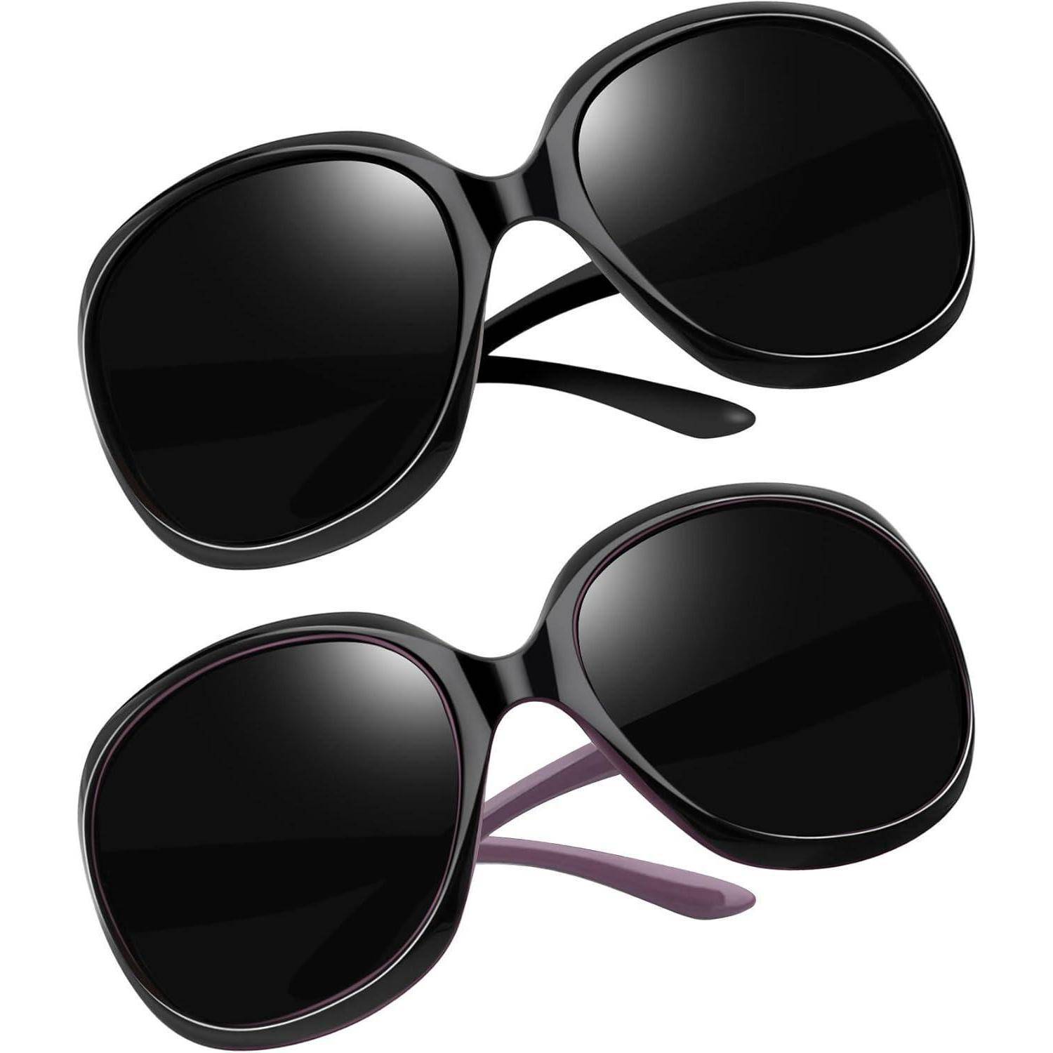 Zwei Paar übergroße schwarze Sonnenbrillen auf weißem Hintergrund, eine mit schwarzen Bügeln und eine mit violetten Bügeln.