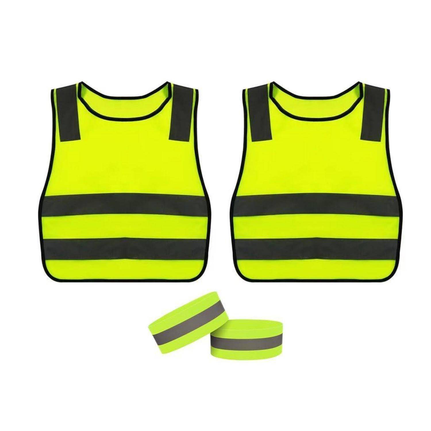 Zwei hochsichtbare neonorange reflektierende Sicherheitswesten und entsprechende reflektierende Armbinden auf weißem Hintergrund.