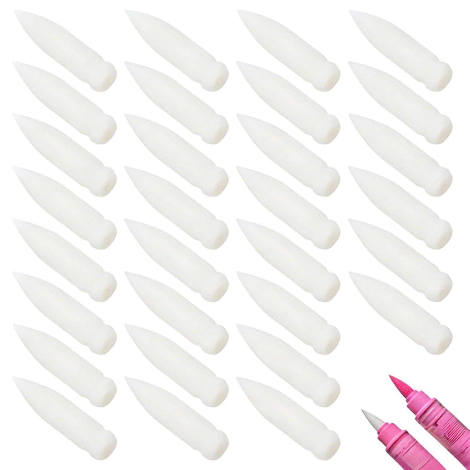 Eine chartähnliche Anzeige mit vielen identischen weißen Nagelspitzen, die in diagonalen Reihen angeordnet sind, mit zwei rosa Nagelkunstwerkzeugen unten rechts.