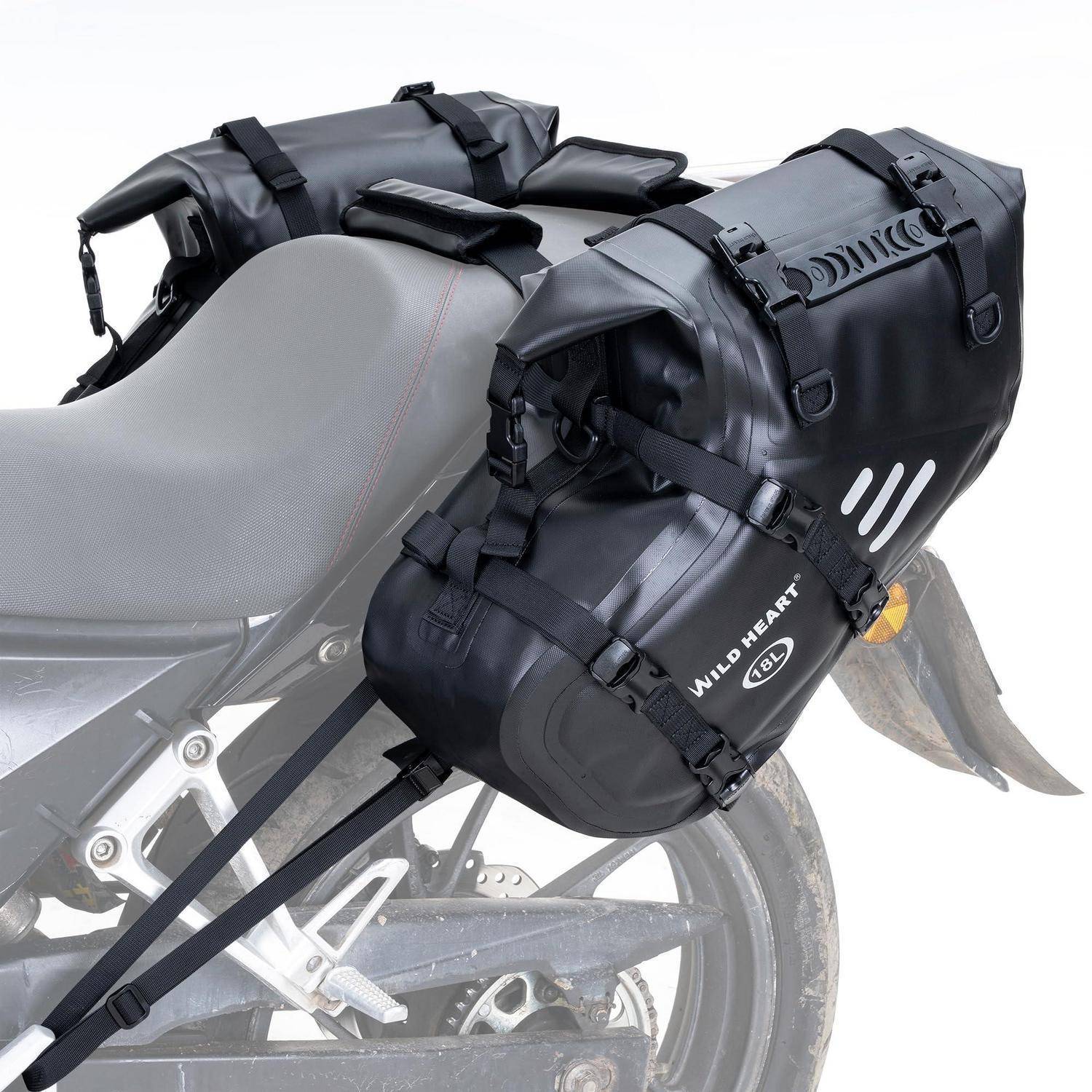 Motorrad mit zwei schwarzen Kofferräumen auf der Rückseite, einer mit der Aufschrift „WILD HEART 18L
