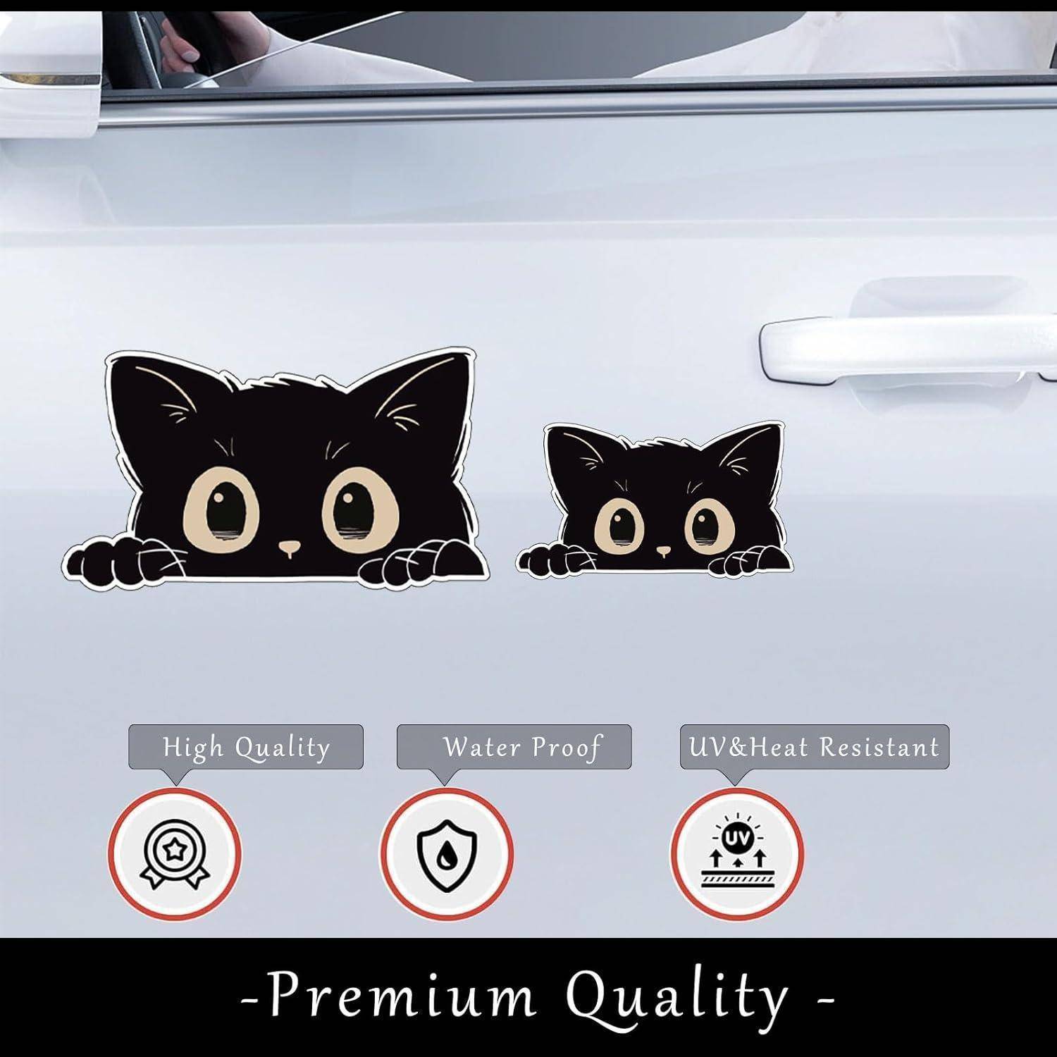 Weiße Autotür mit zwei schwarzen Katzenstickern, die über die Kante schauen, plus Symbole und Text, die „Hohe Qualität