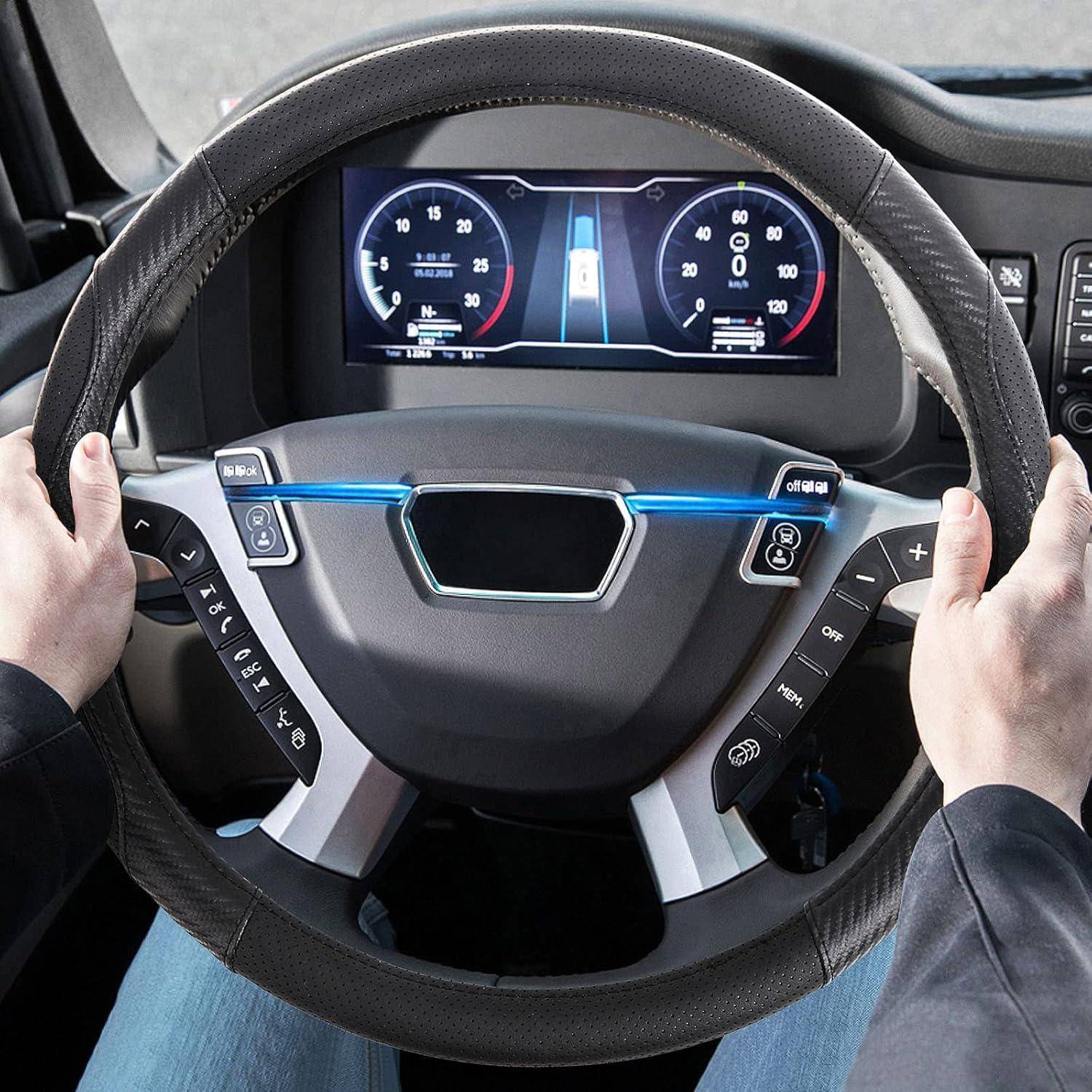 Blickwinkel eines Fahrers auf einem futuristischen Autolenkrad mit integrierten Touch-Steuerungen und digitalem Armaturenbrett, das Geschwindigkeit und Spurhalteassistent-Indikatoren anzeigt.