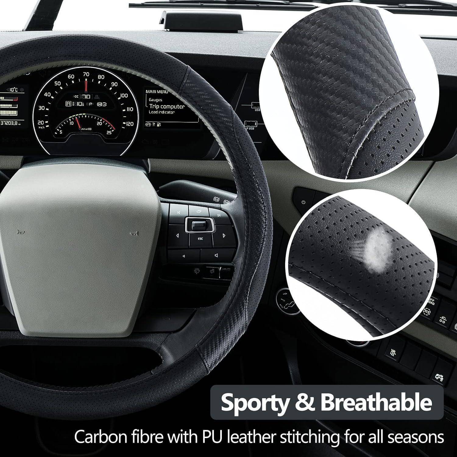 Autolenkradabdeckung mit Carbon-Look und perforiertem Leder, gekennzeichnet als „Sportlich & Atmungsaktiv", mit Detailnahaufnahmen der Nähte und Textur.