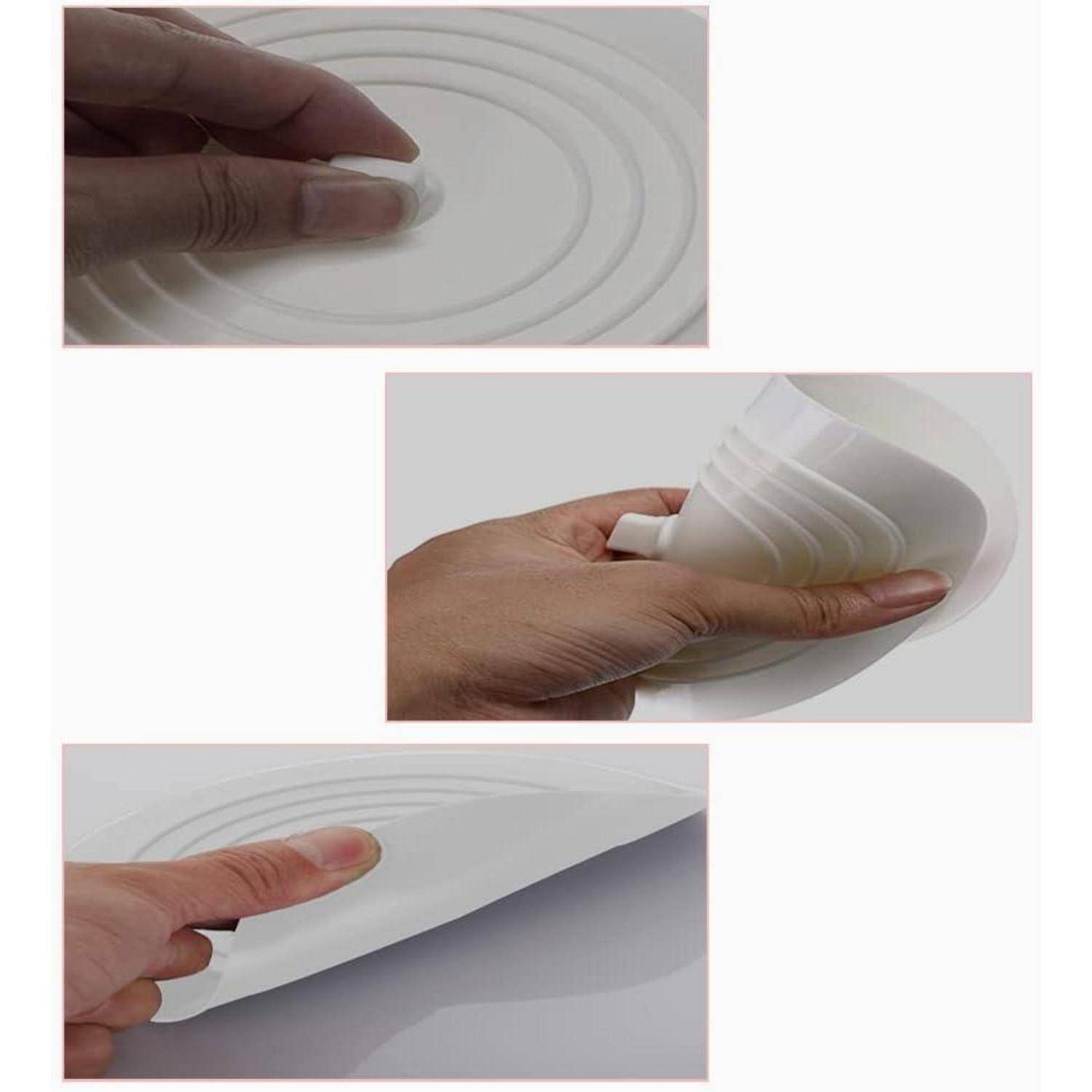 Hand, die ein flexibles weißes faltbares Blatt mit konzentrischen Rillen demonstriert, zeigt es wird gedrückt, gebogen und zurückgezogen.