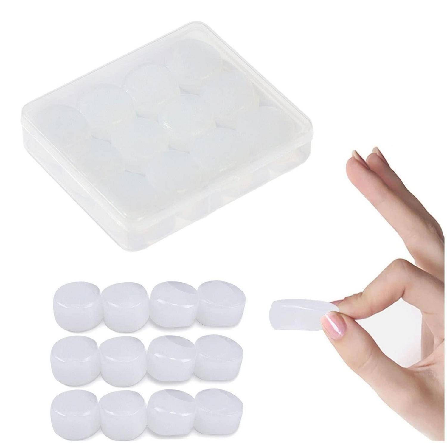 Transparente Kunststofflagerungsbox mit kleinen weißen zylindrischen Objekten, die in Reihen angeordnet sind, und einer Hand, die ein Stück zur Größenreferenz hält.