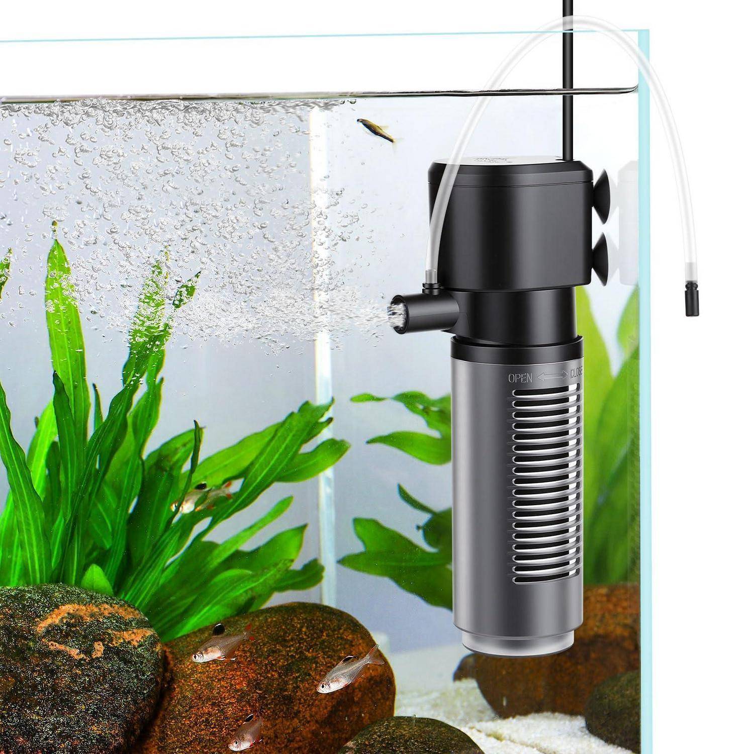 Aquariumfilter, der in einem Aquarium mit Pflanzen, Blasen und kleinen Fischen sichtbar montiert ist.