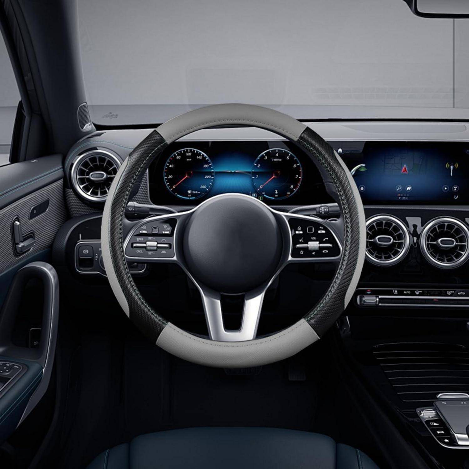 Vorderinnenseite eines Mercedes-Autos mit Lenkrad, digitalem Kombiinstrument, zentralem Touchscreen und Lüftungsdüsen.