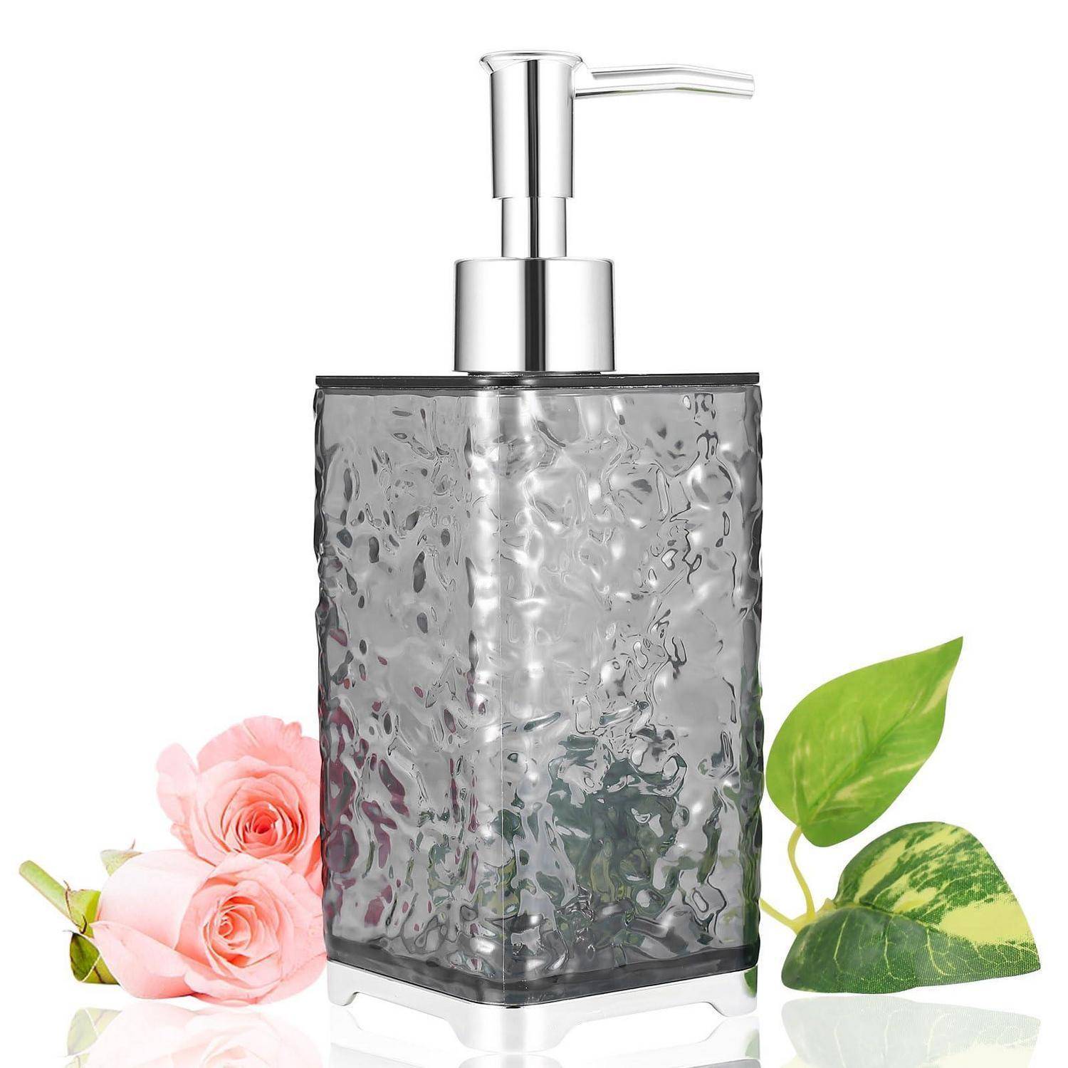 Quadratischer grauer Seifenspender mit Strukturoberfläche und Pumpe, gezeigt mit rosa Rosen und grünen Blättern auf weißem Hintergrund